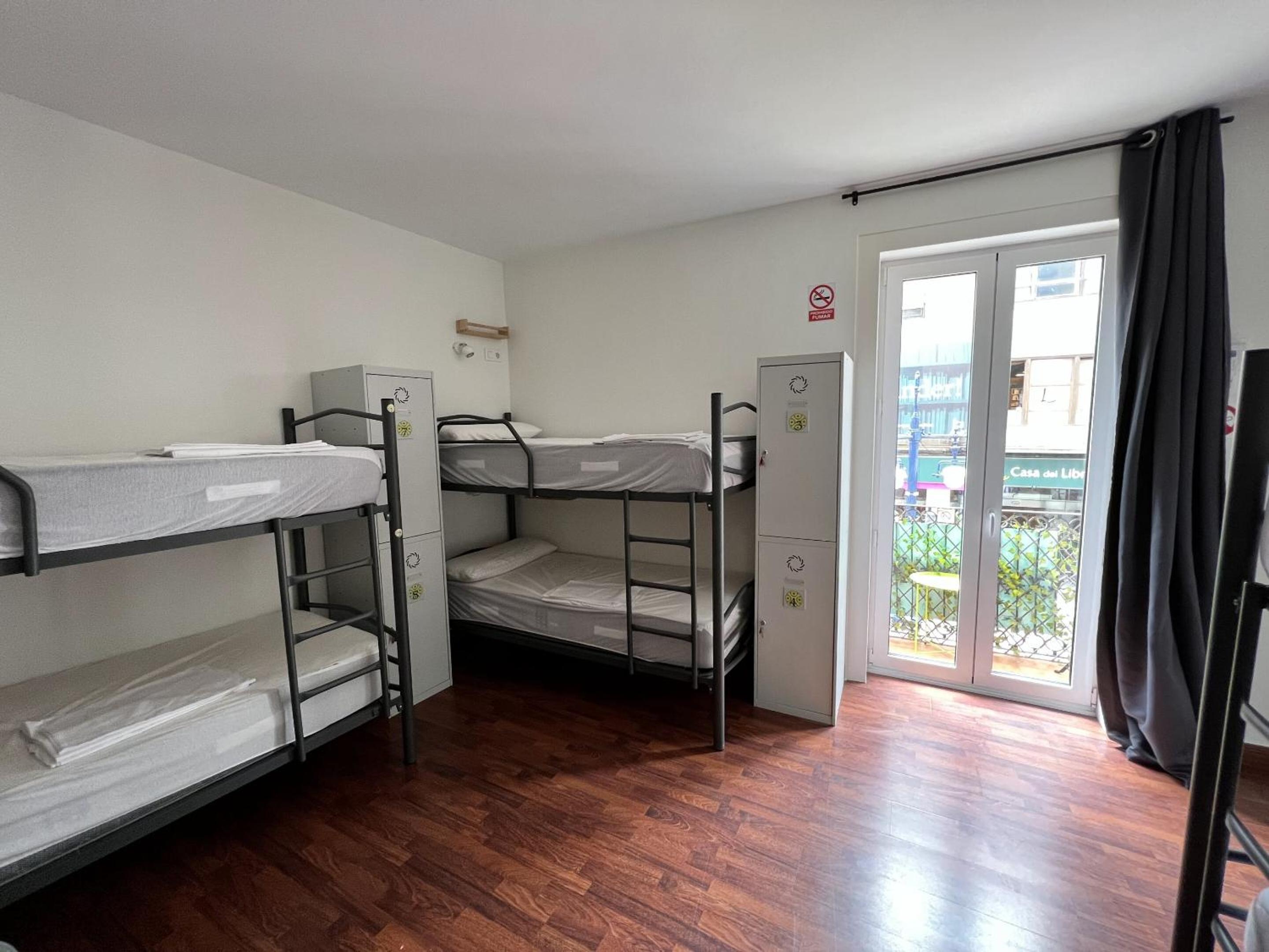 Cama litera en habitación compartida mixta para 6 personas.