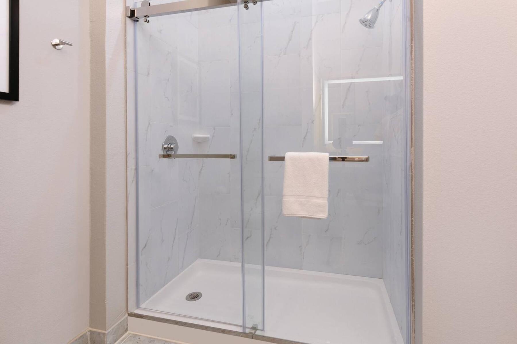 King Room with Mobility Access and Bathtub with Grab Bars, Non-Smoking - Photo 6