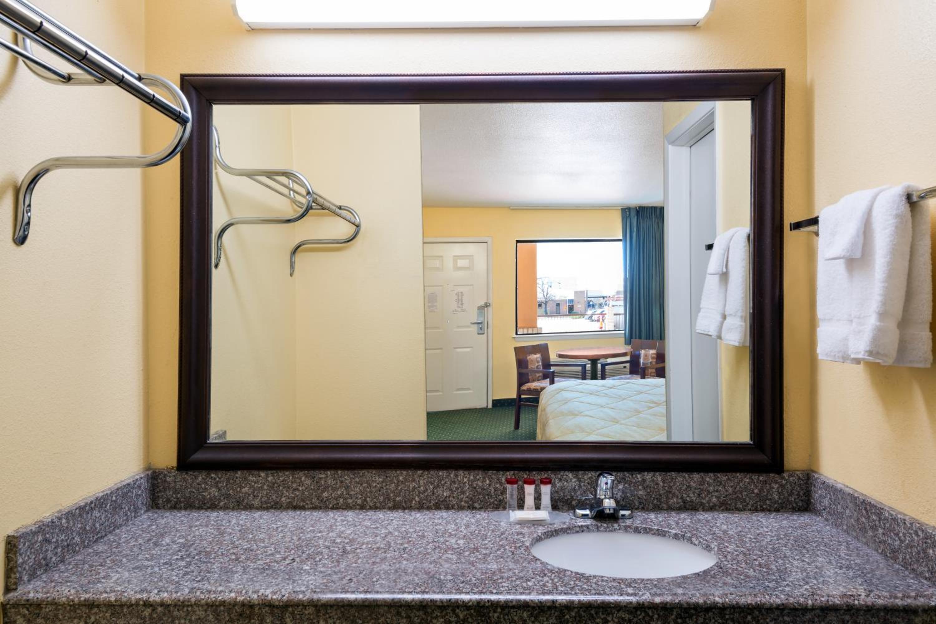 King Room - Non-Smoking - Photo 4