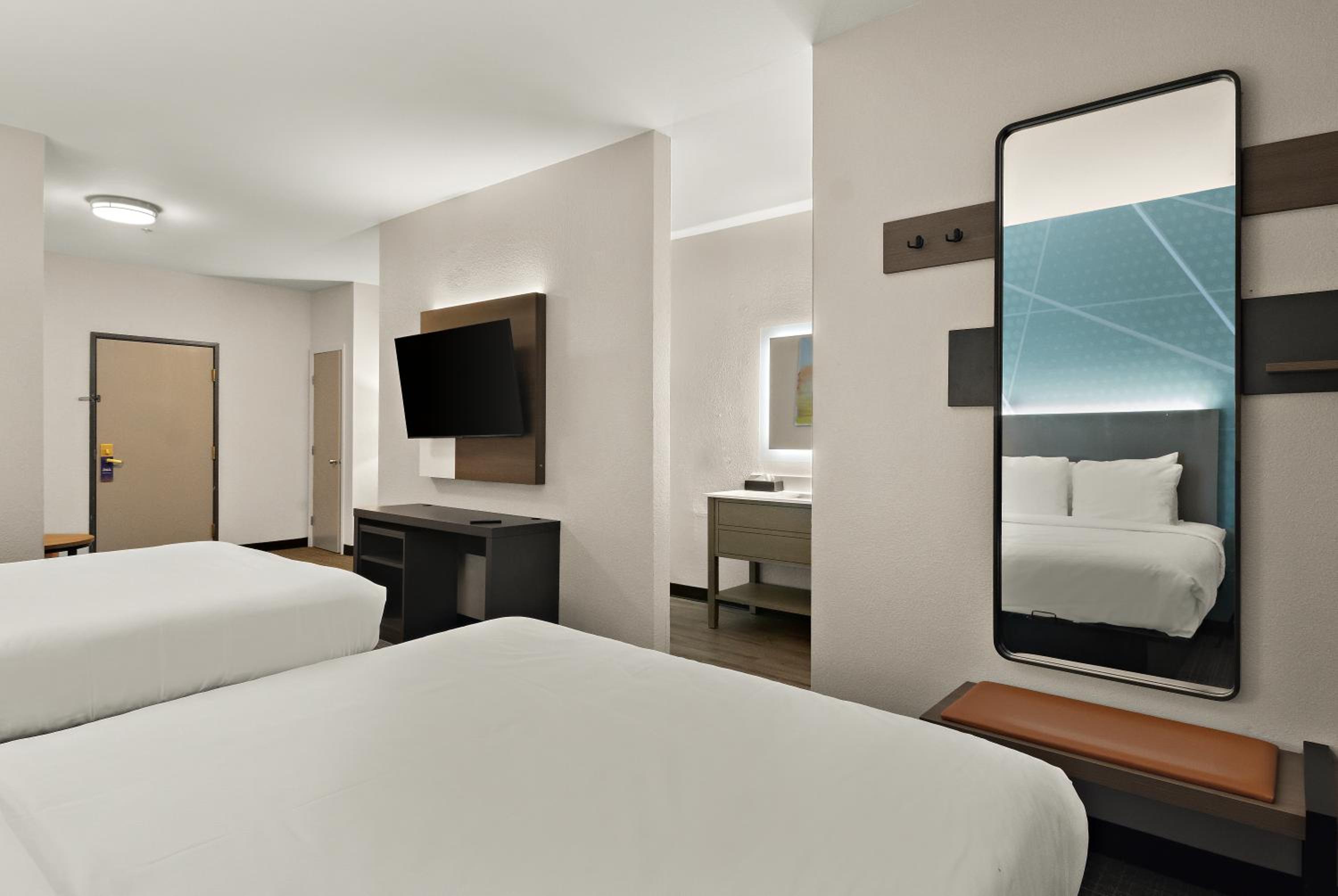 Queen Suite with Two Queen Beds - Photo 3