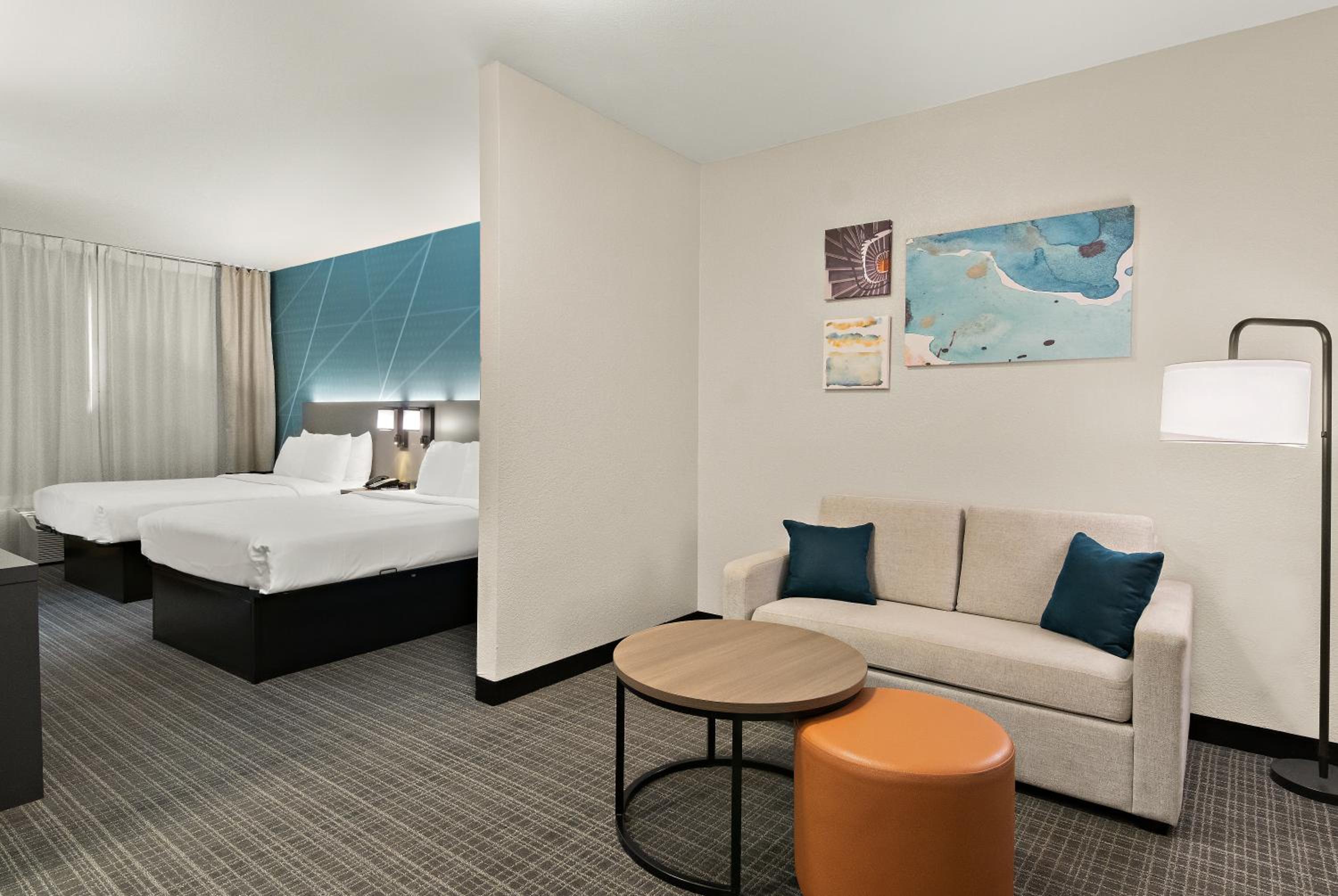 Queen Suite with Two Queen Beds - Photo 2
