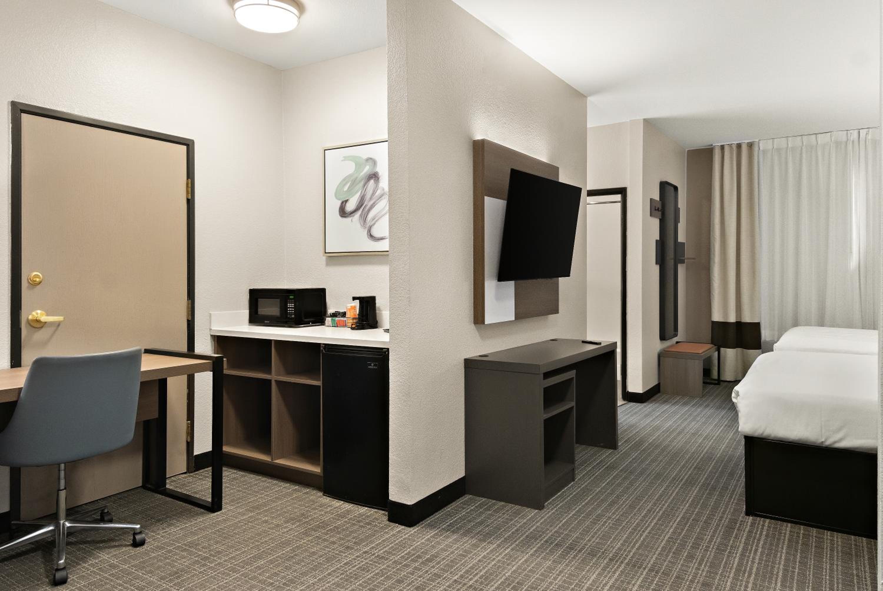 Queen Suite with Two Queen Beds - Photo 10