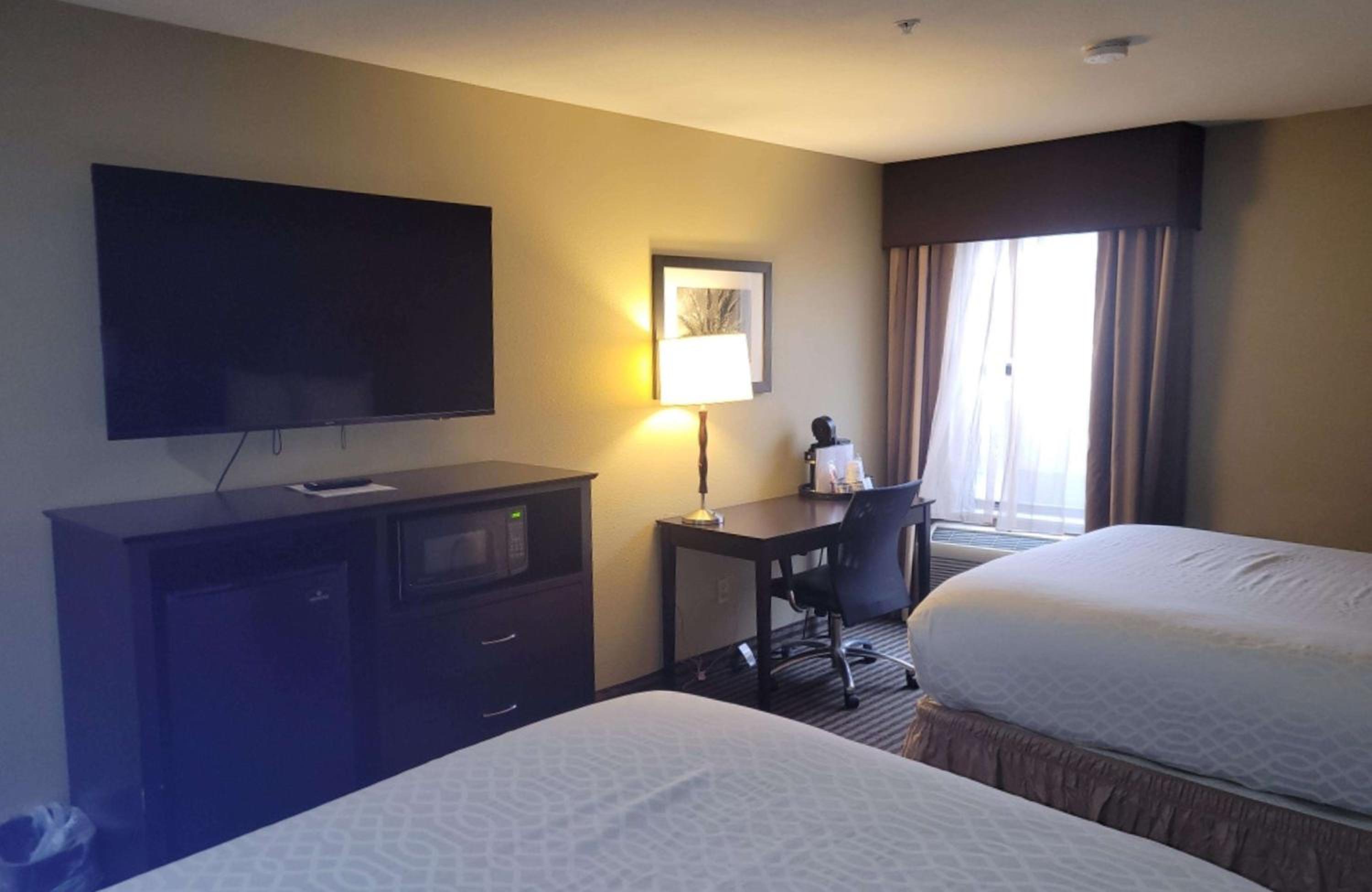Queen Room with Two Queen Beds - Non-Smoking - Photo 5