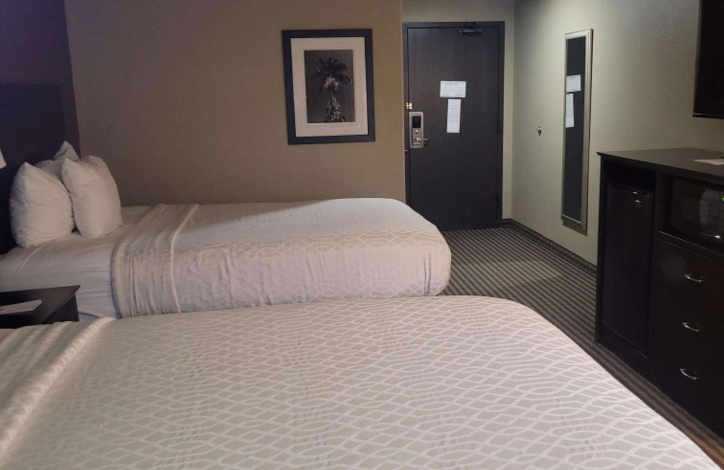 Queen Room with Two Queen Beds - Non-Smoking - Photo 4