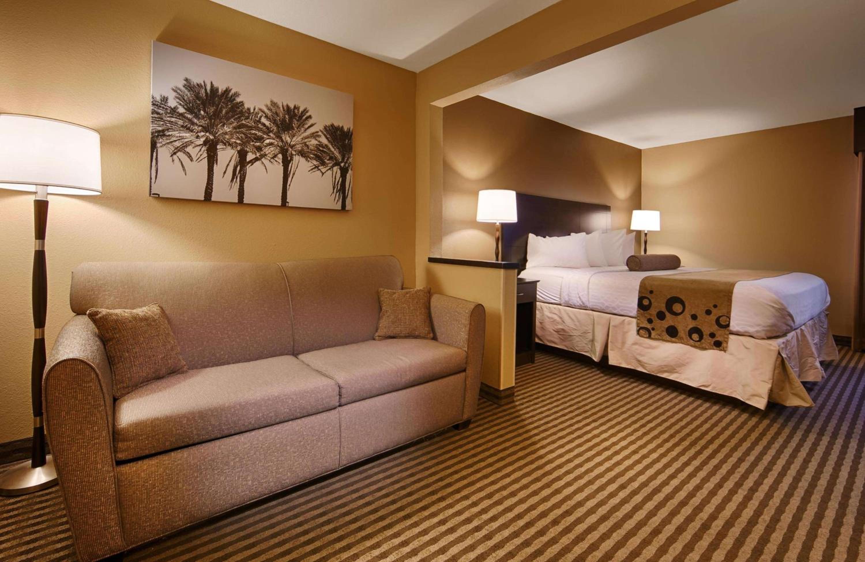 Deluxe King Suite with Sofa Bed - Non Smoking - Photo 7
