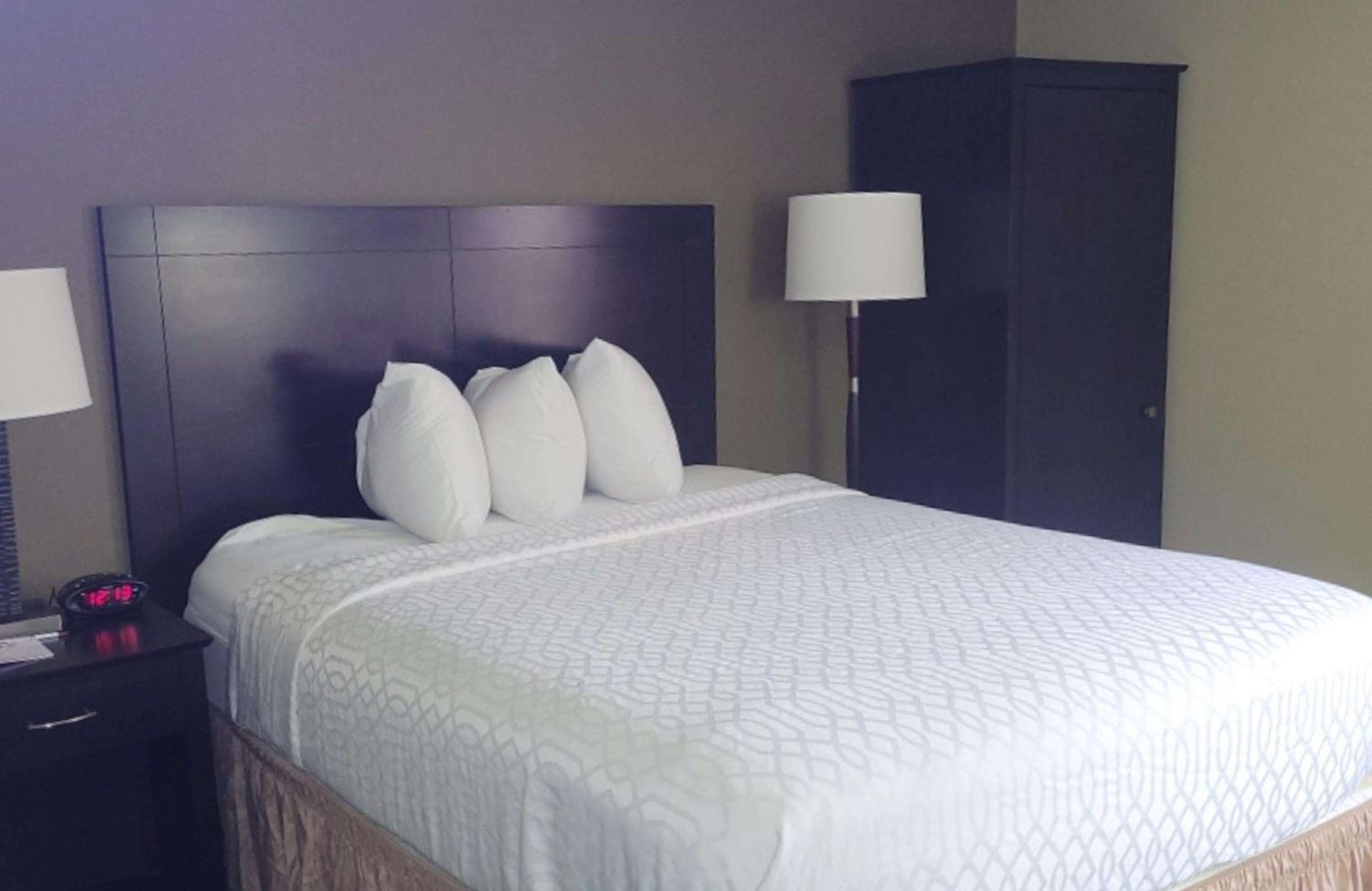 King Room - Non-Smoking - Photo 3