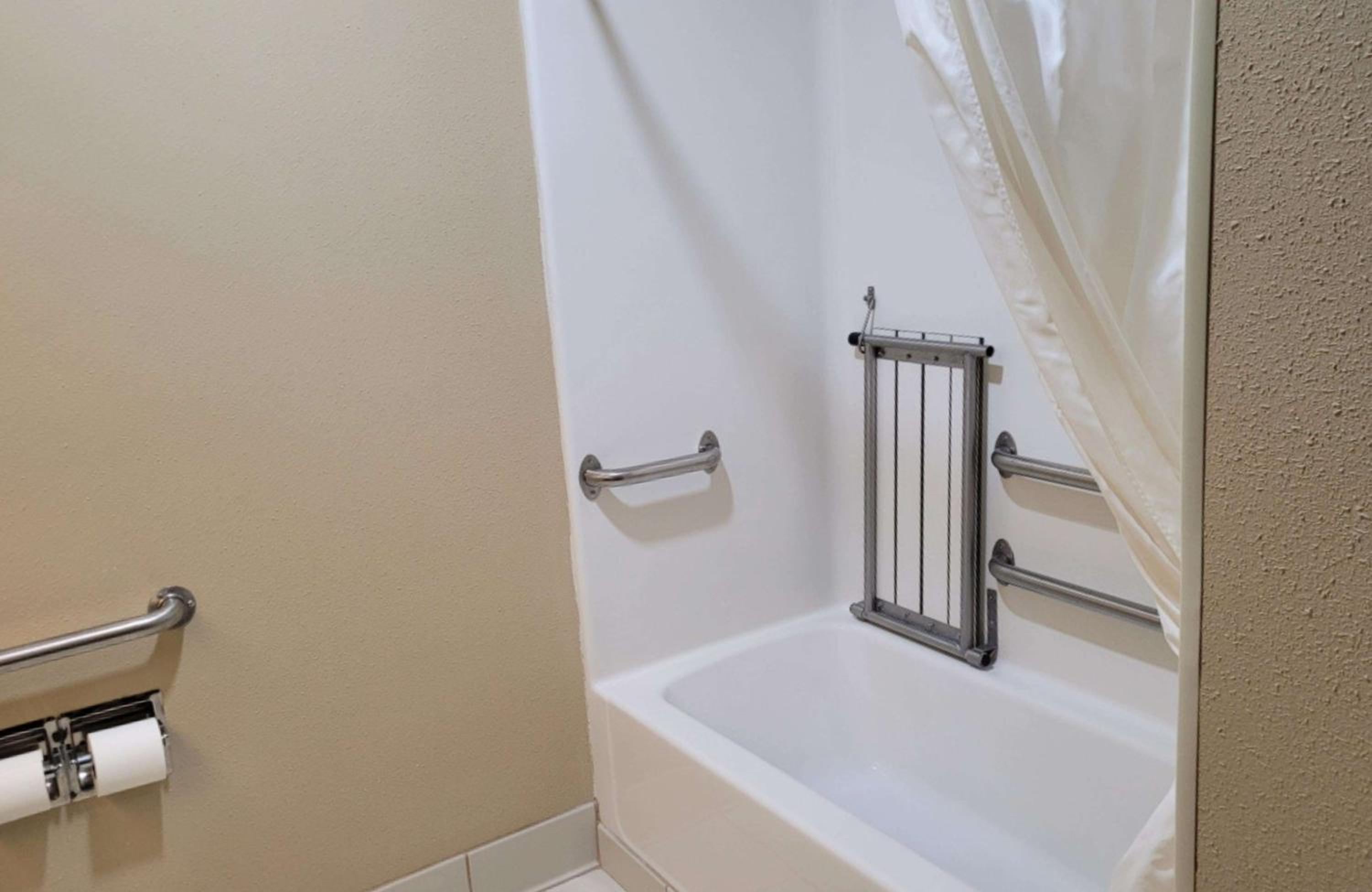 Queen Room with Two Queen Beds - Disability Access/Bath Tub - Photo 7