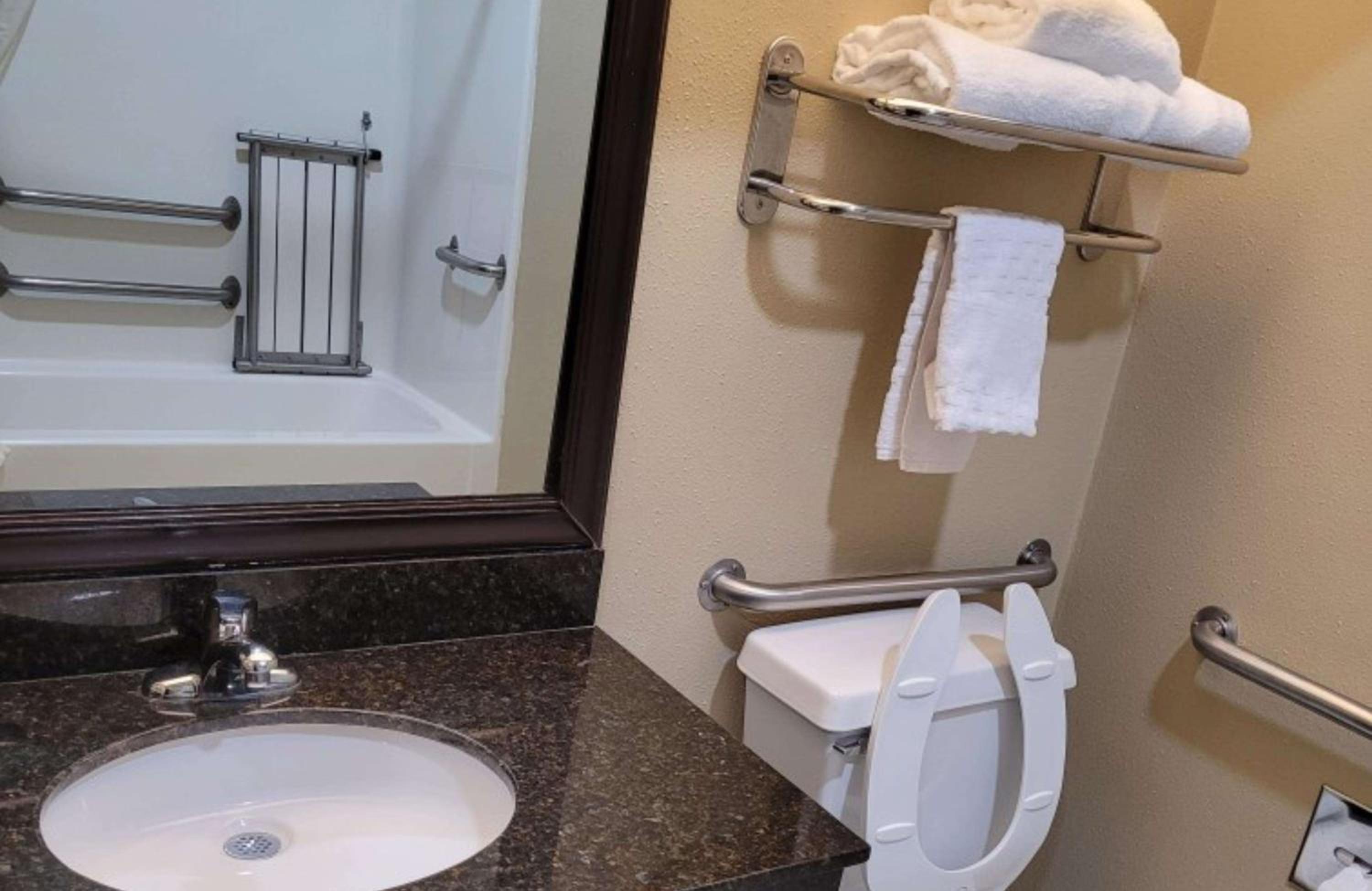Queen Room with Two Queen Beds - Disability Access/Bath Tub - Photo 6