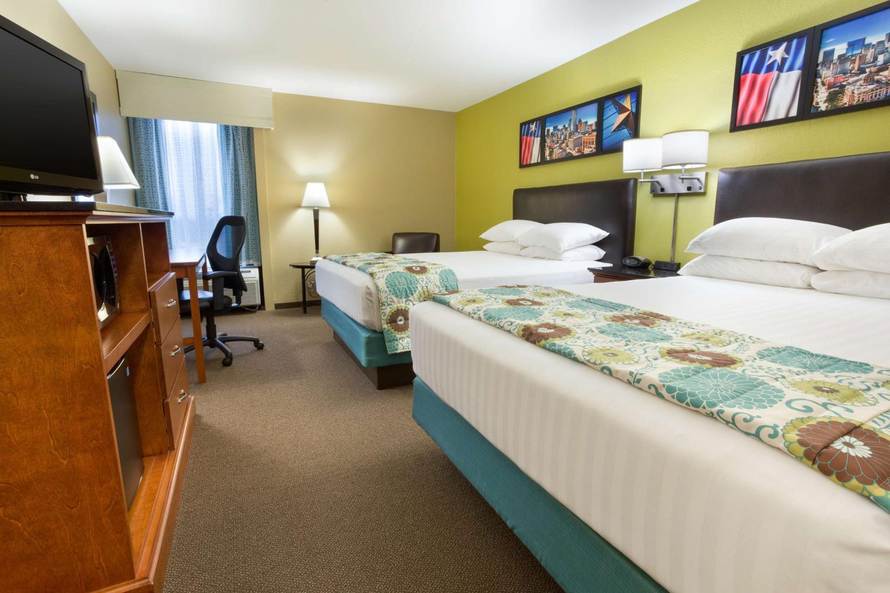 Superior Queen Room With Two Queen Beds - Accessible, Tub photo 1