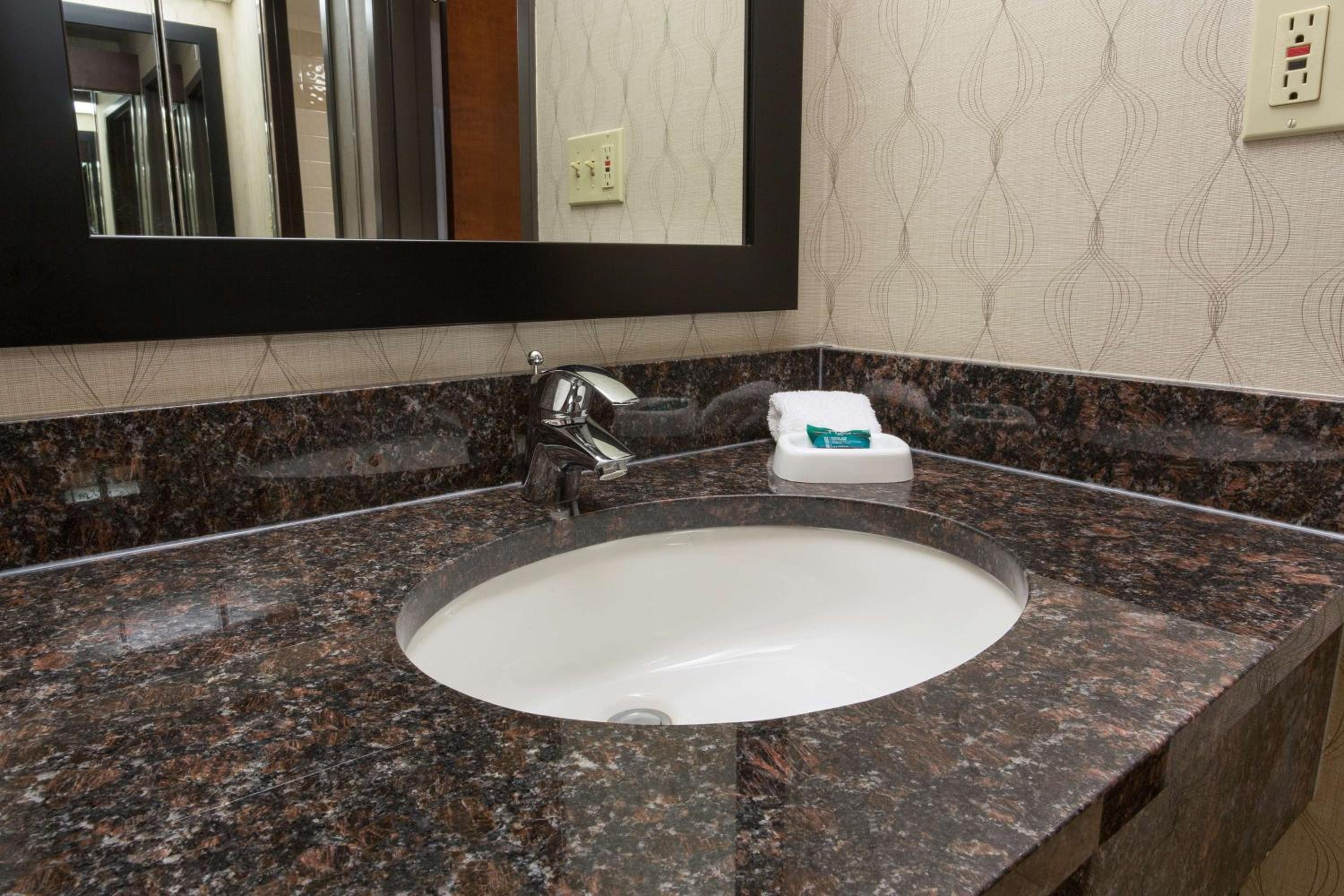 Superior Queen Room With Two Queen Beds - Accessible, Tub photo 2