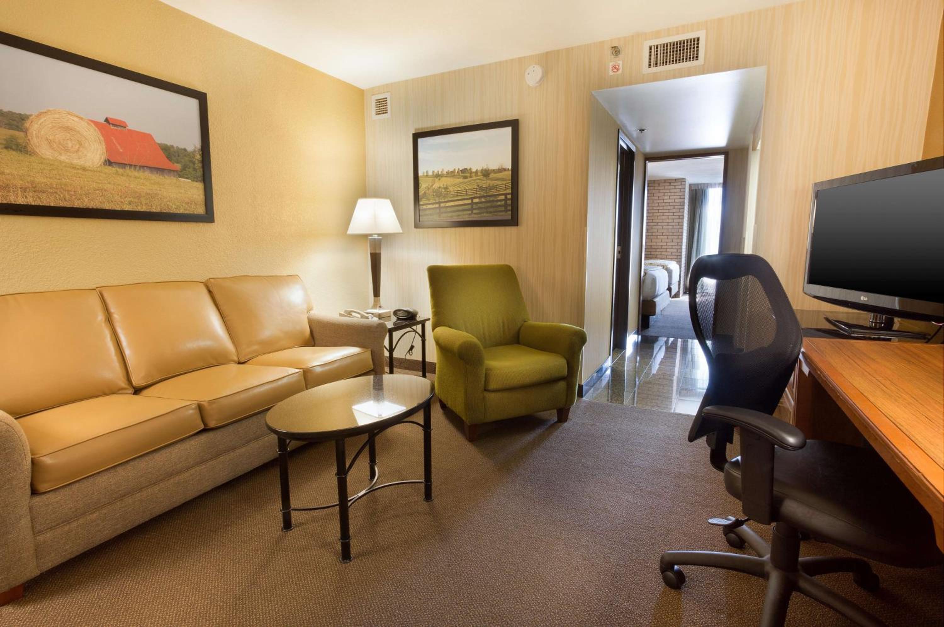 Queen Suite with Two Queen Beds - Photo 5