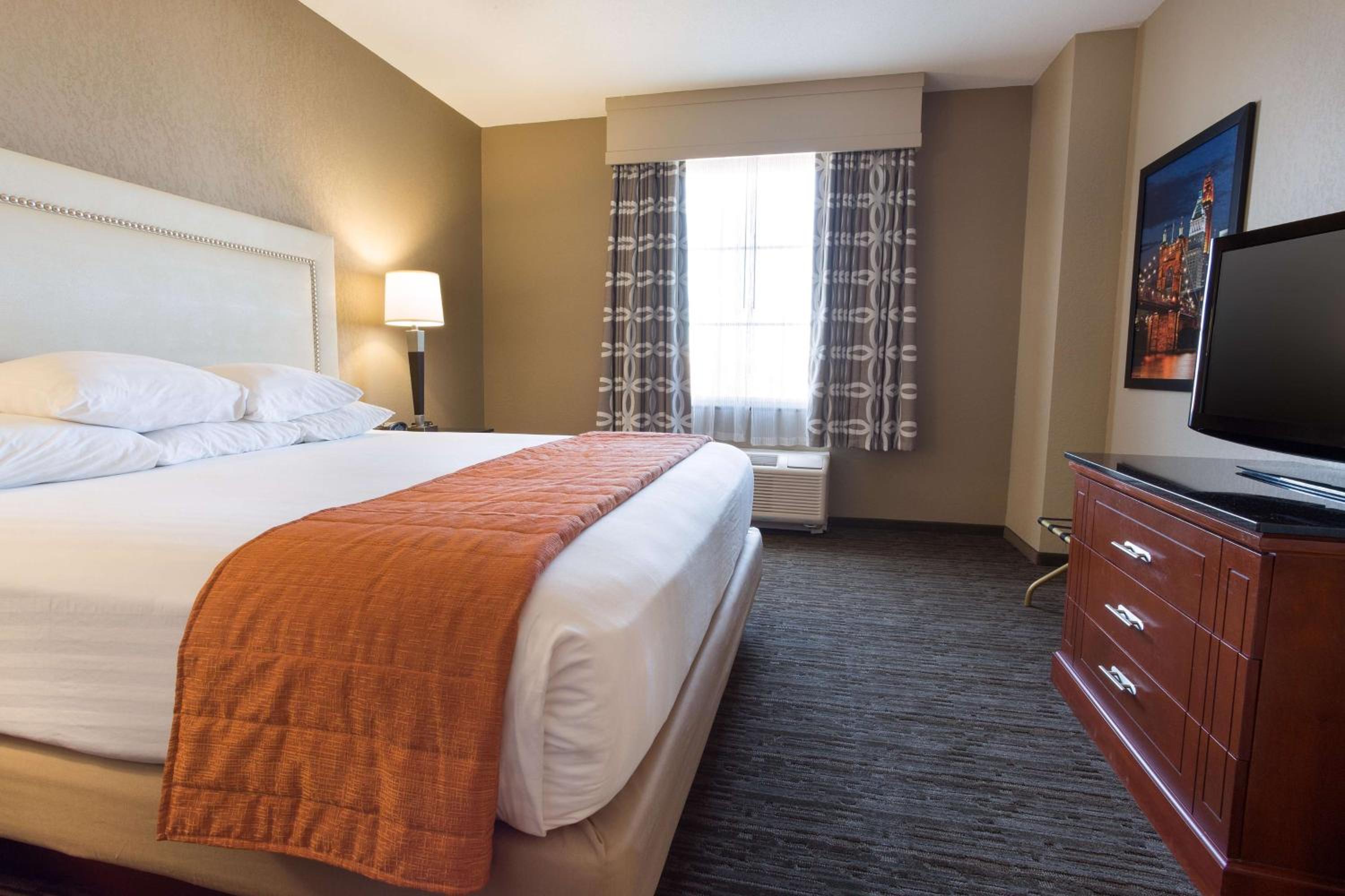 Deluxe King Meeting Room, 2 Rooms - Accessible , Tub
