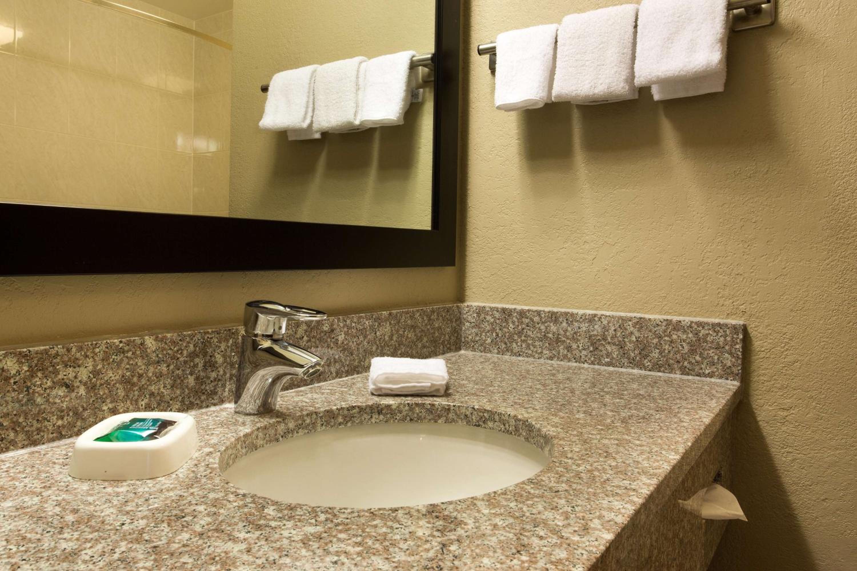 Deluxe Queen Room with Two Queen Beds- High Floor photo 2