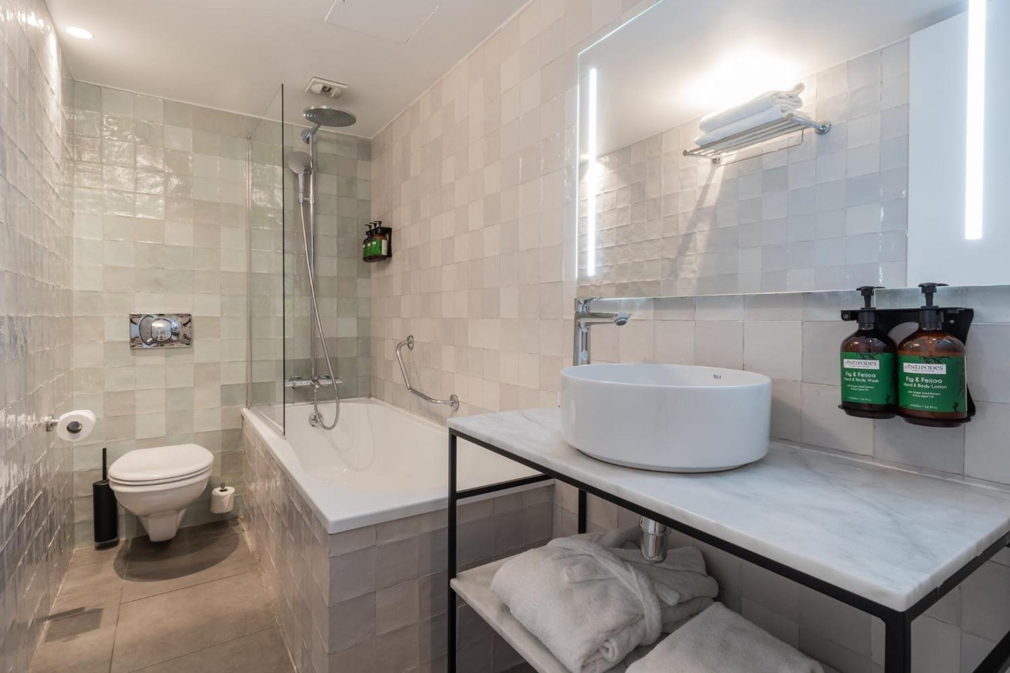 Premium Twin Room thumbnail 5