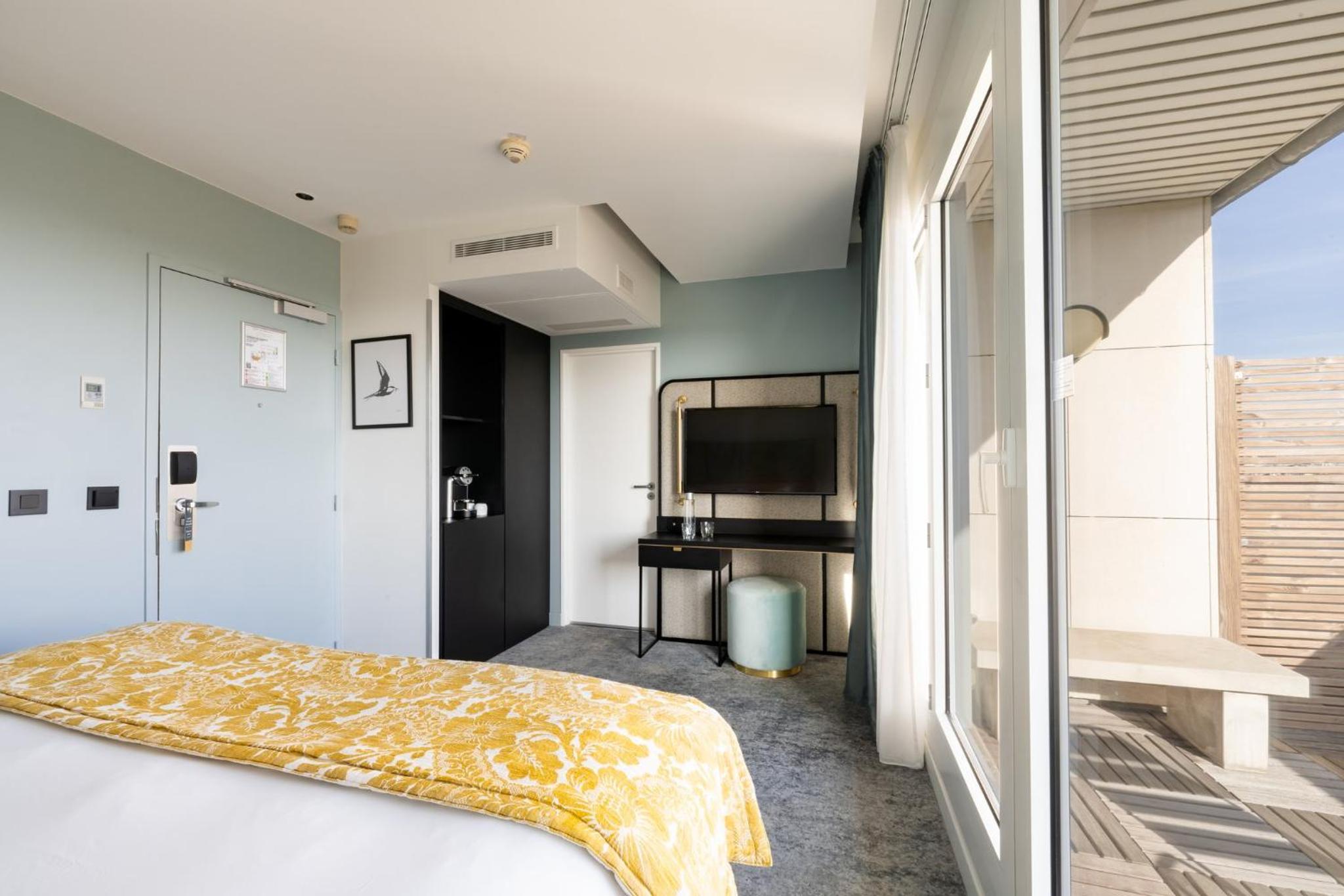 Cozy King Room with Terrace and City View