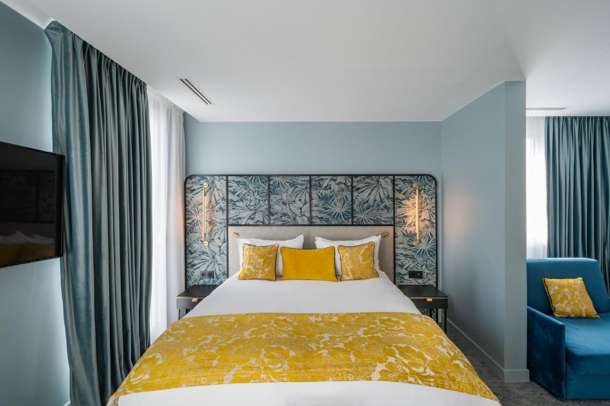 Grand King Room with Balcony and Single Sofa Bed