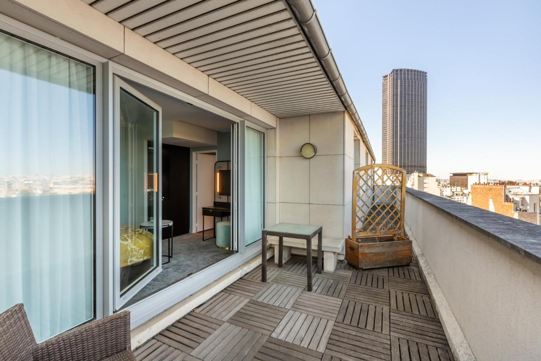 Cozy King Room with Terrace and City View