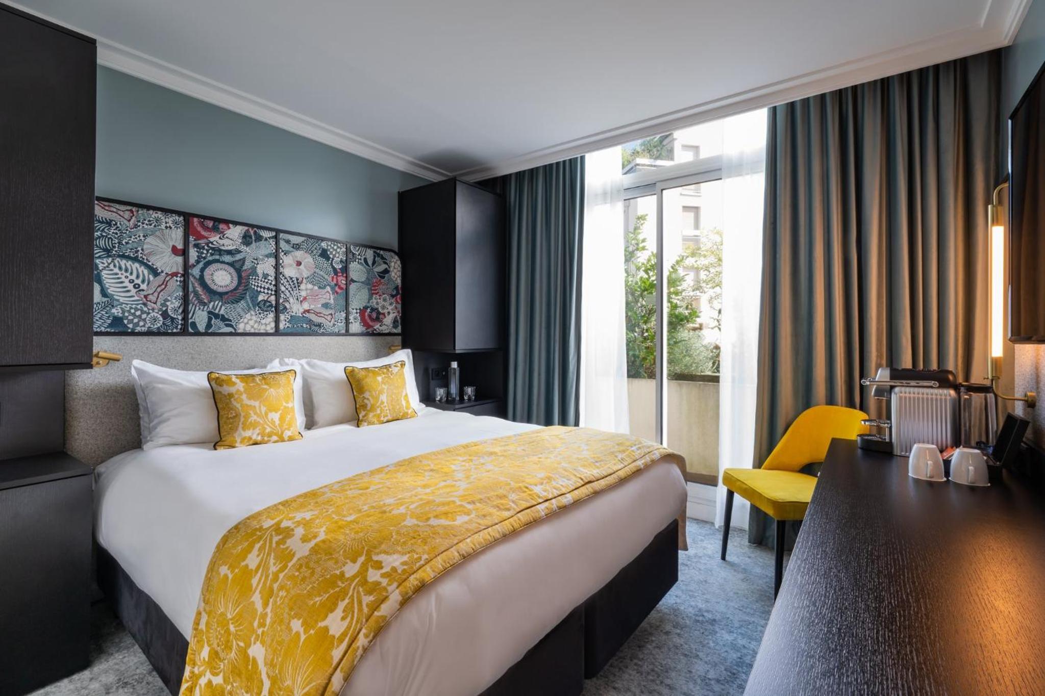 Cozy Queen Room with balcony