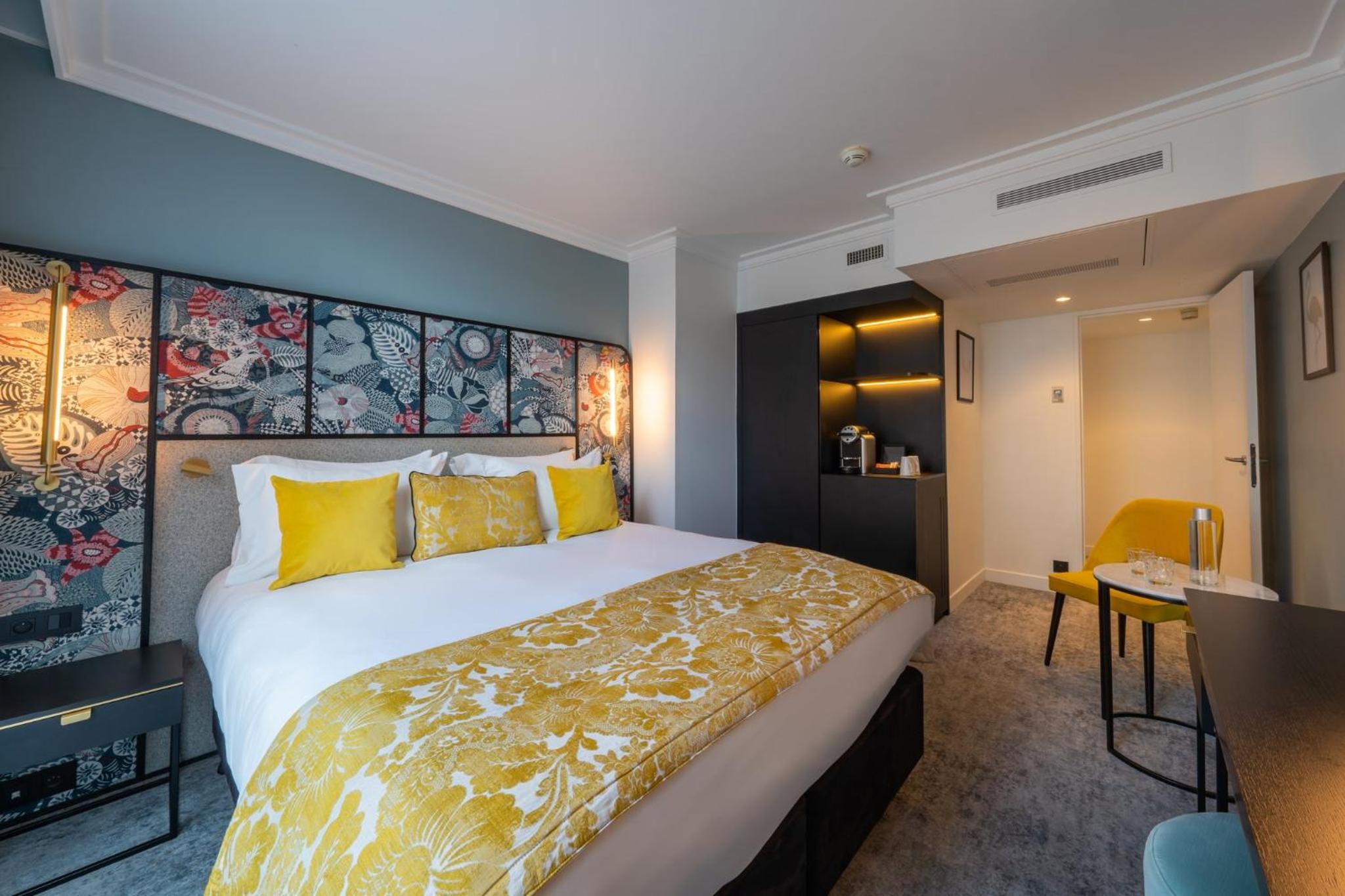 Standard Queen Room with Balcony thumbnail 5