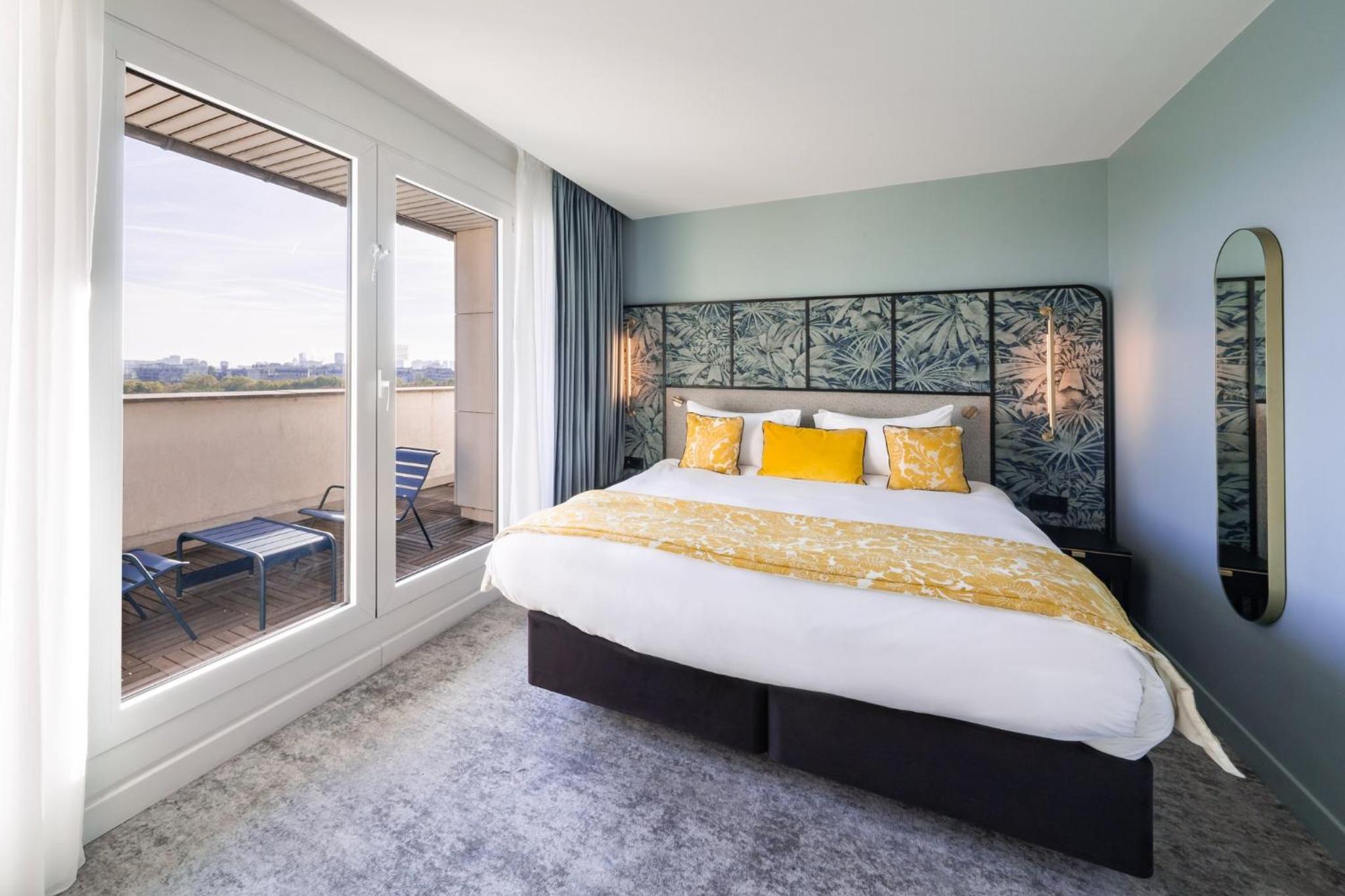 Cozy King Room with Terrace and City View