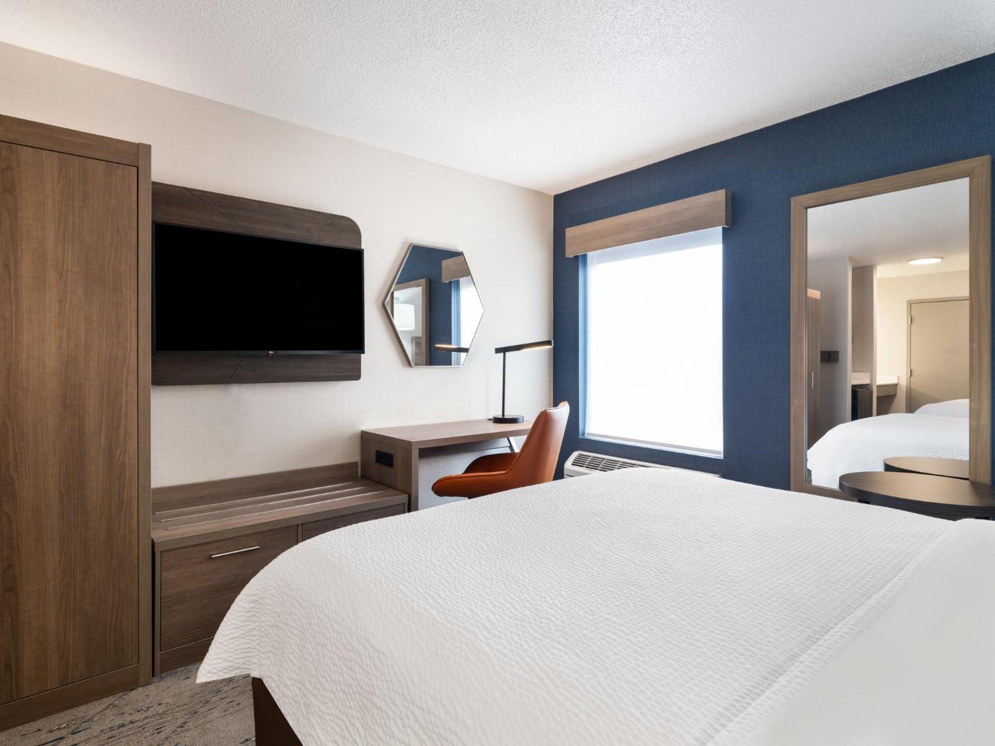 Standard Room with Two Queen Beds - Photo 1