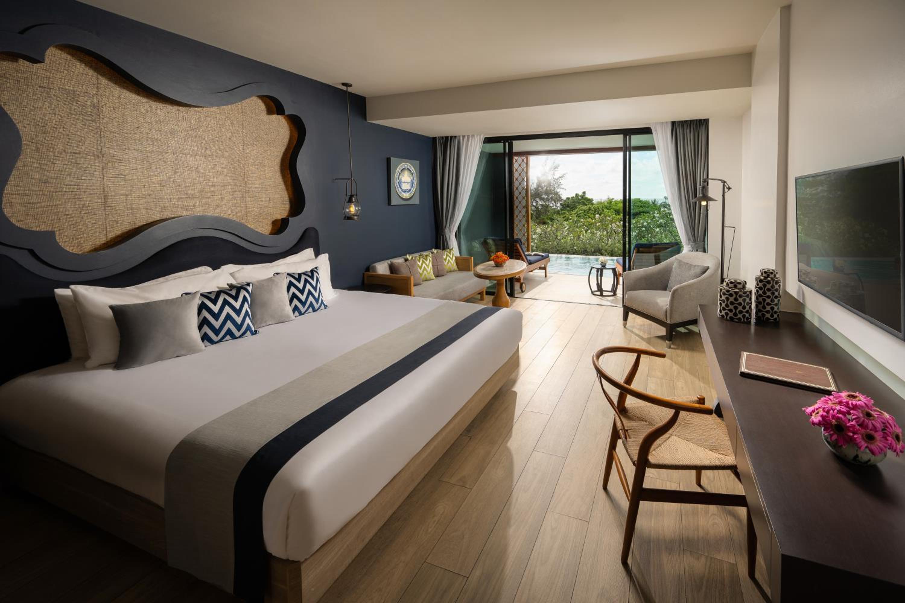 Deluxe Suite Pool Access, Sea View, 1 King Bed photo 3