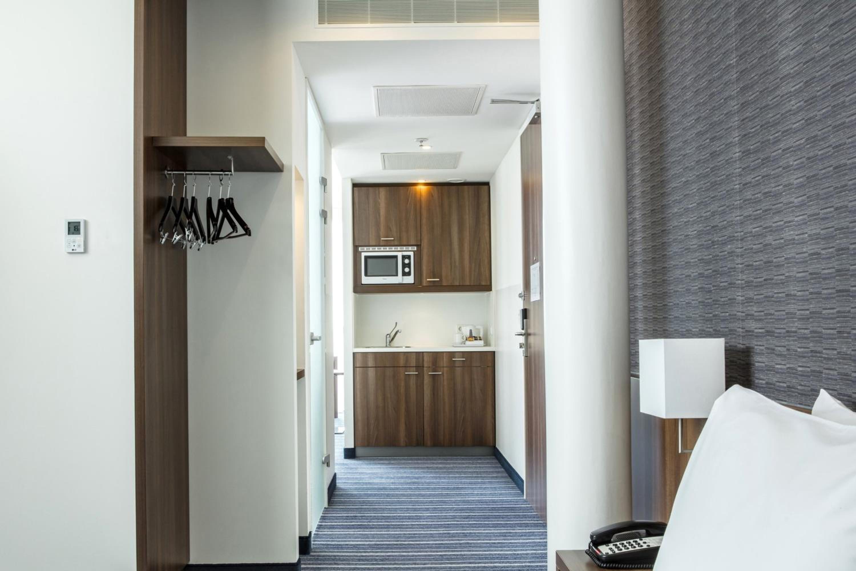 Queen Suite with Kitchenette photo 3