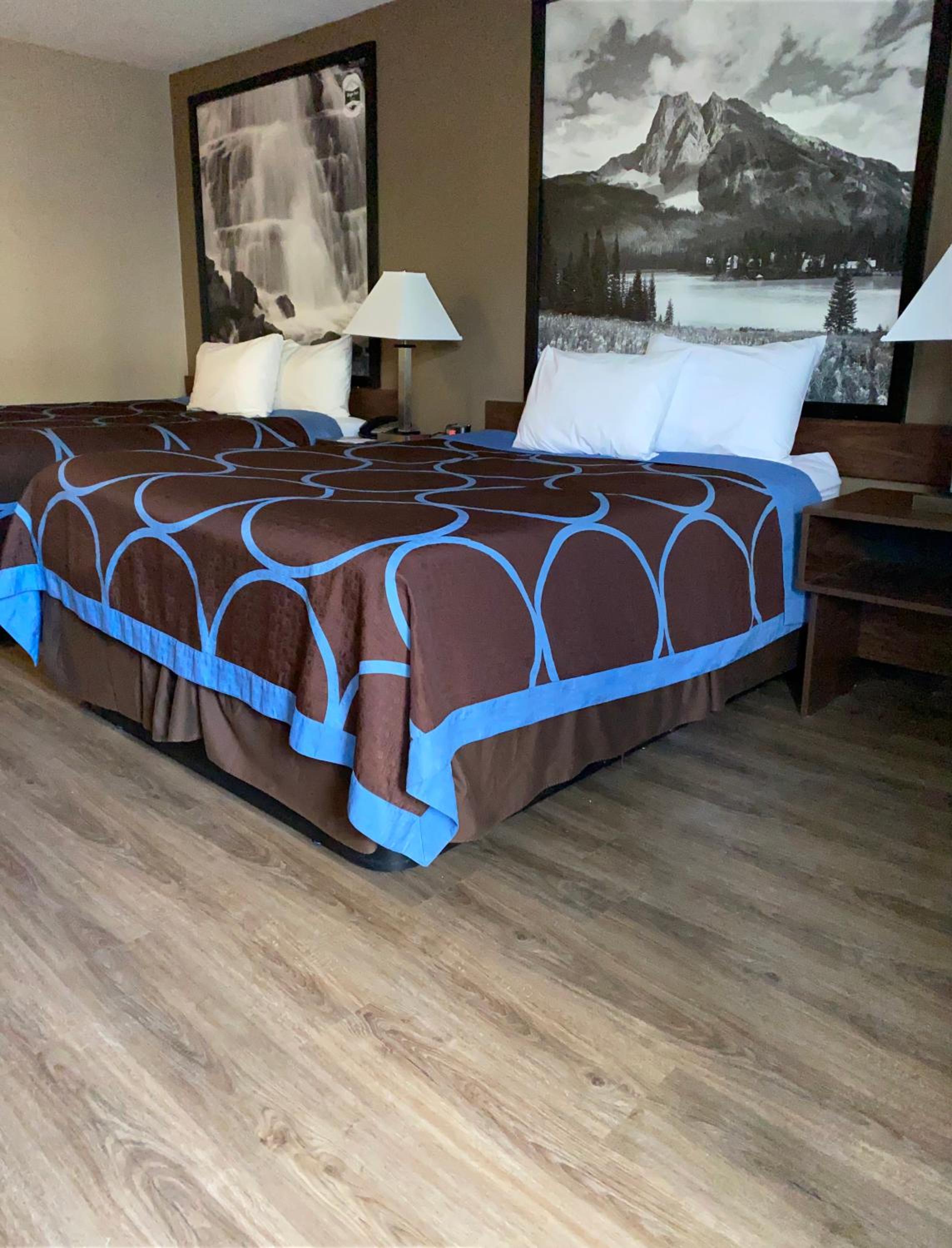 Queen Room with Two Queen Beds - Non-Smoking - Photo 1