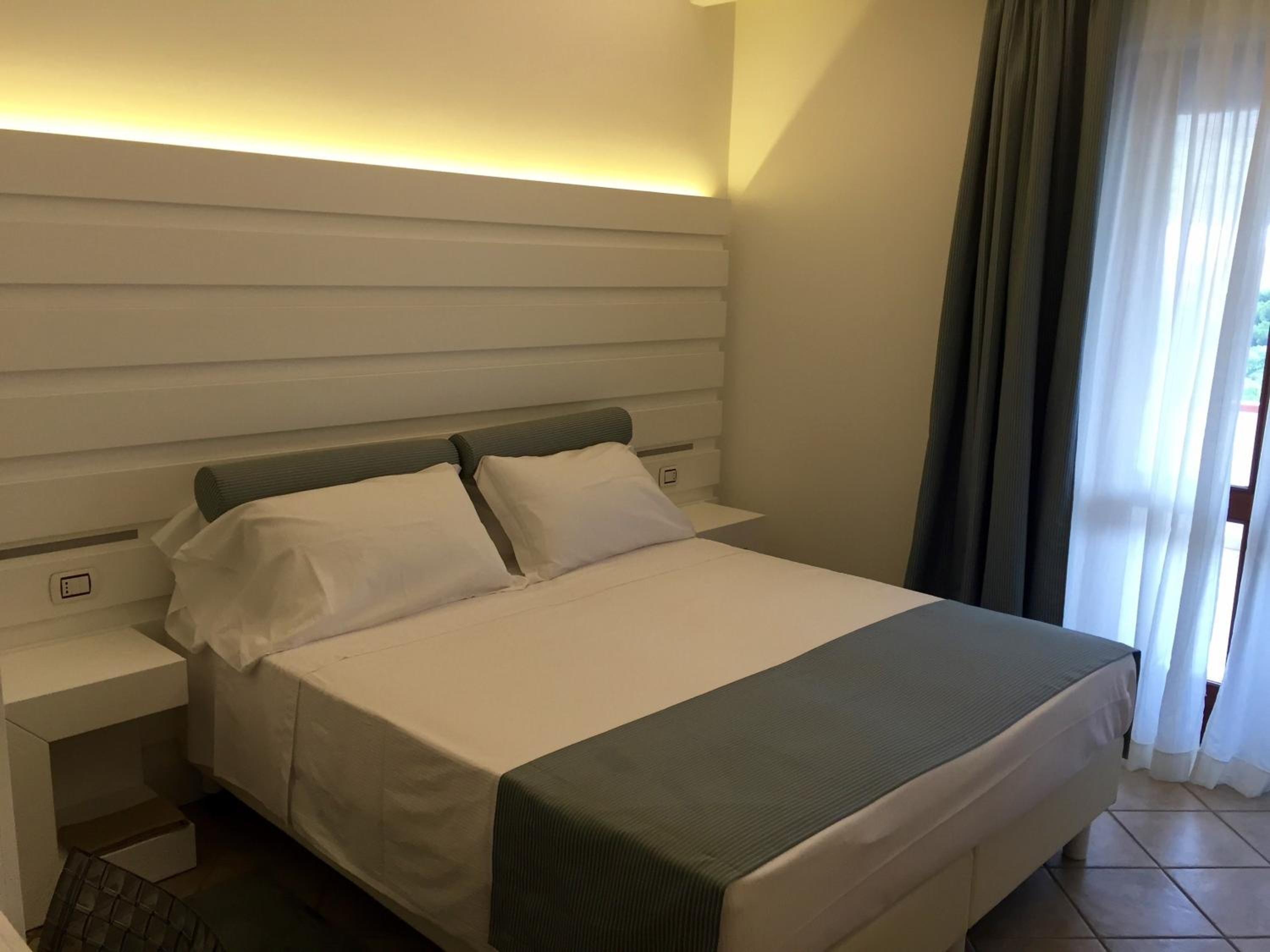 Double or Twin Room with Sea View photo 3