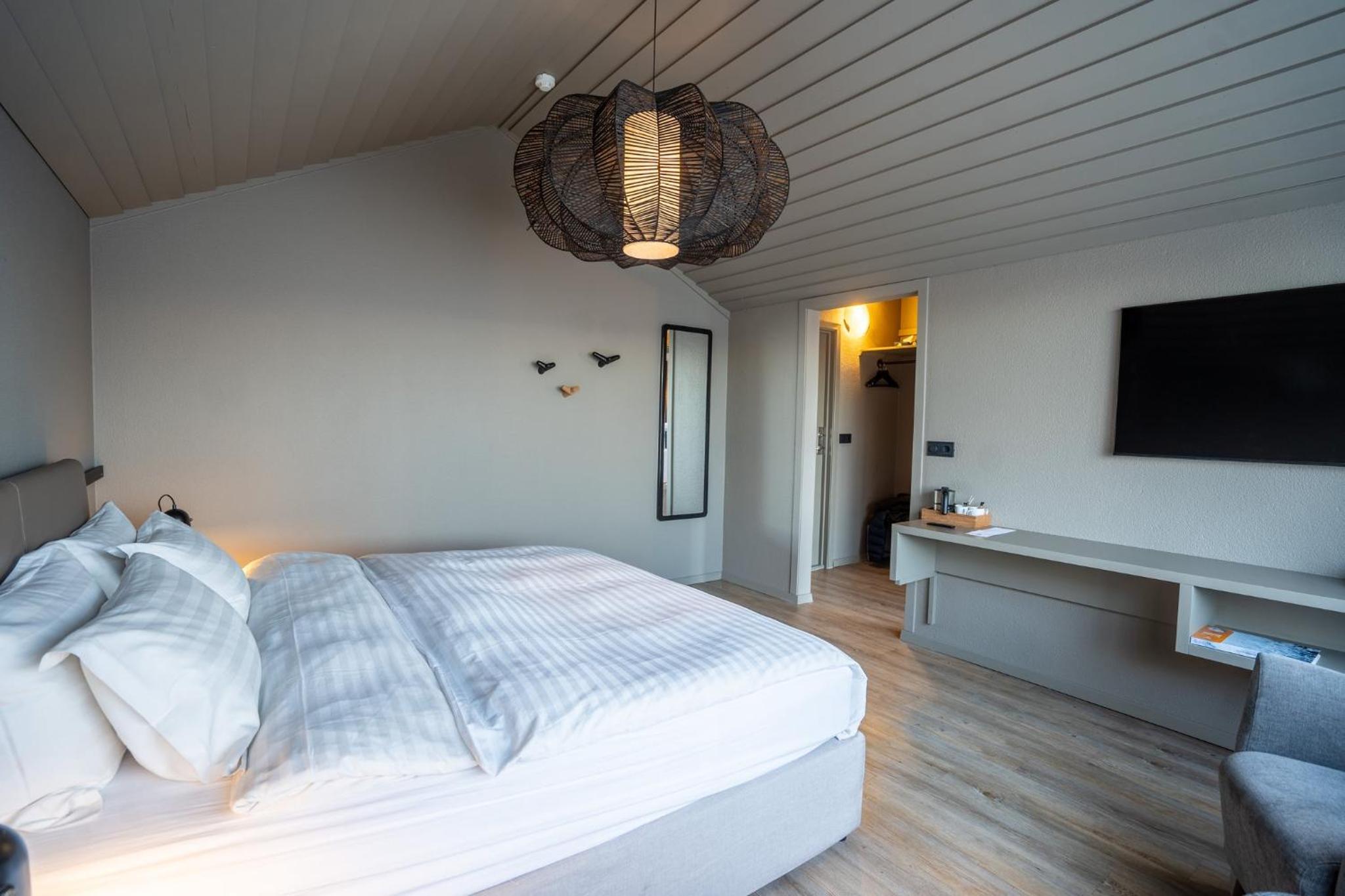 Standard Double or Twin Room - Photo 10