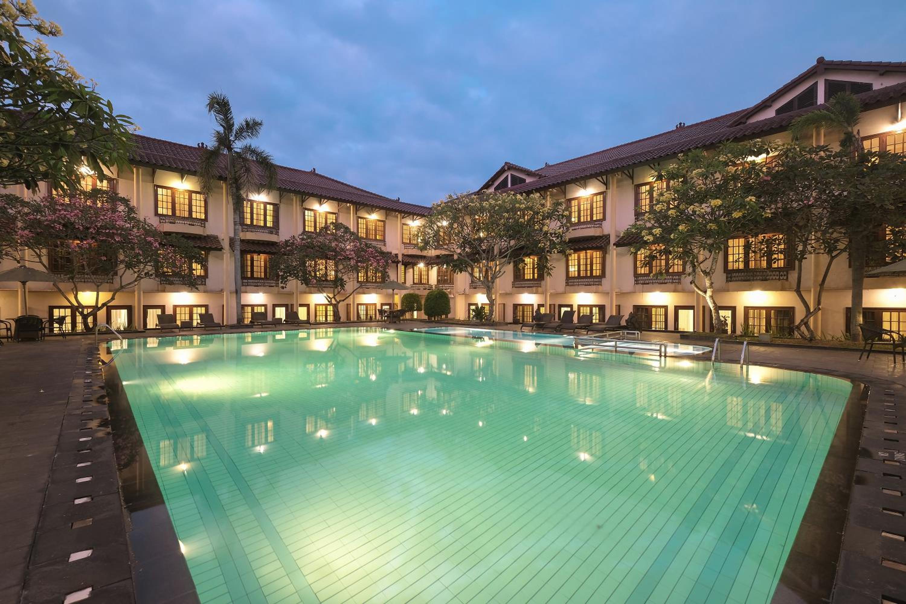 Deluxe King Room with Pool Access photo 2