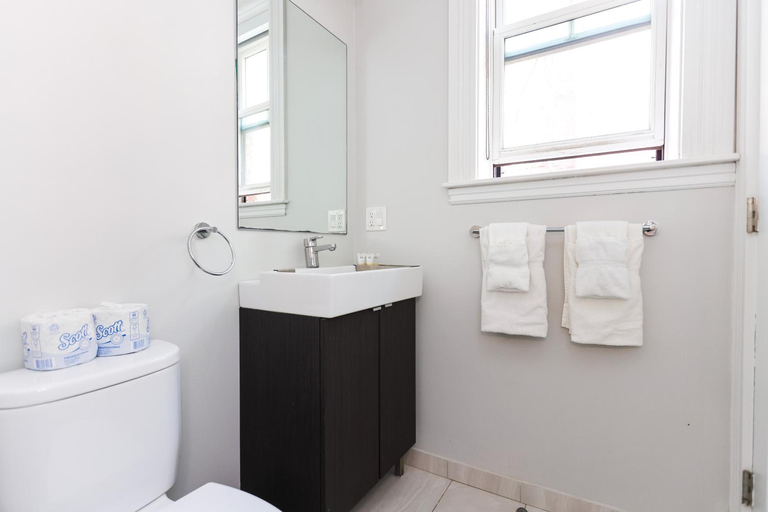 One-Bedroom Apartment - Photo 2