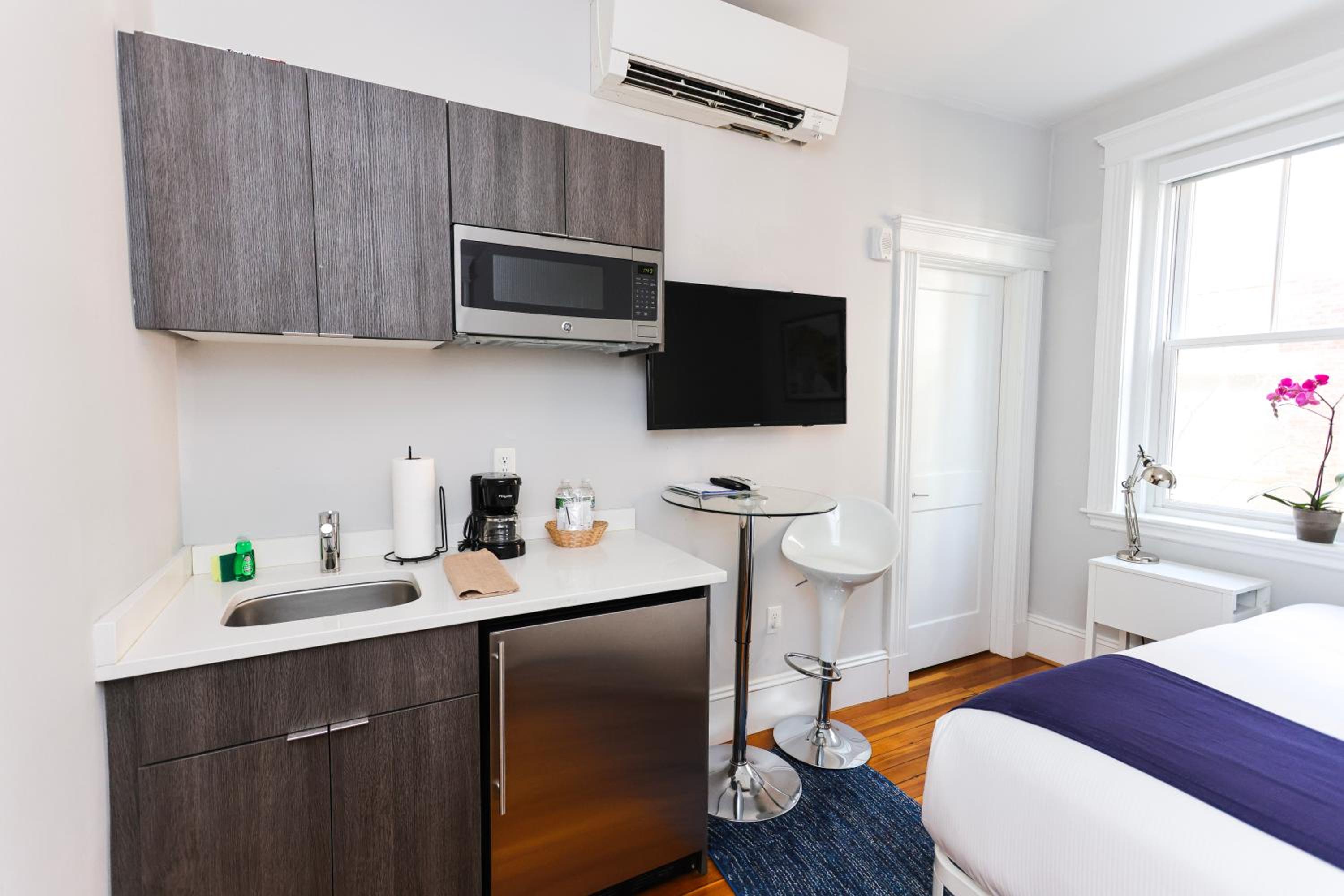 One-Bedroom Apartment - Photo 3