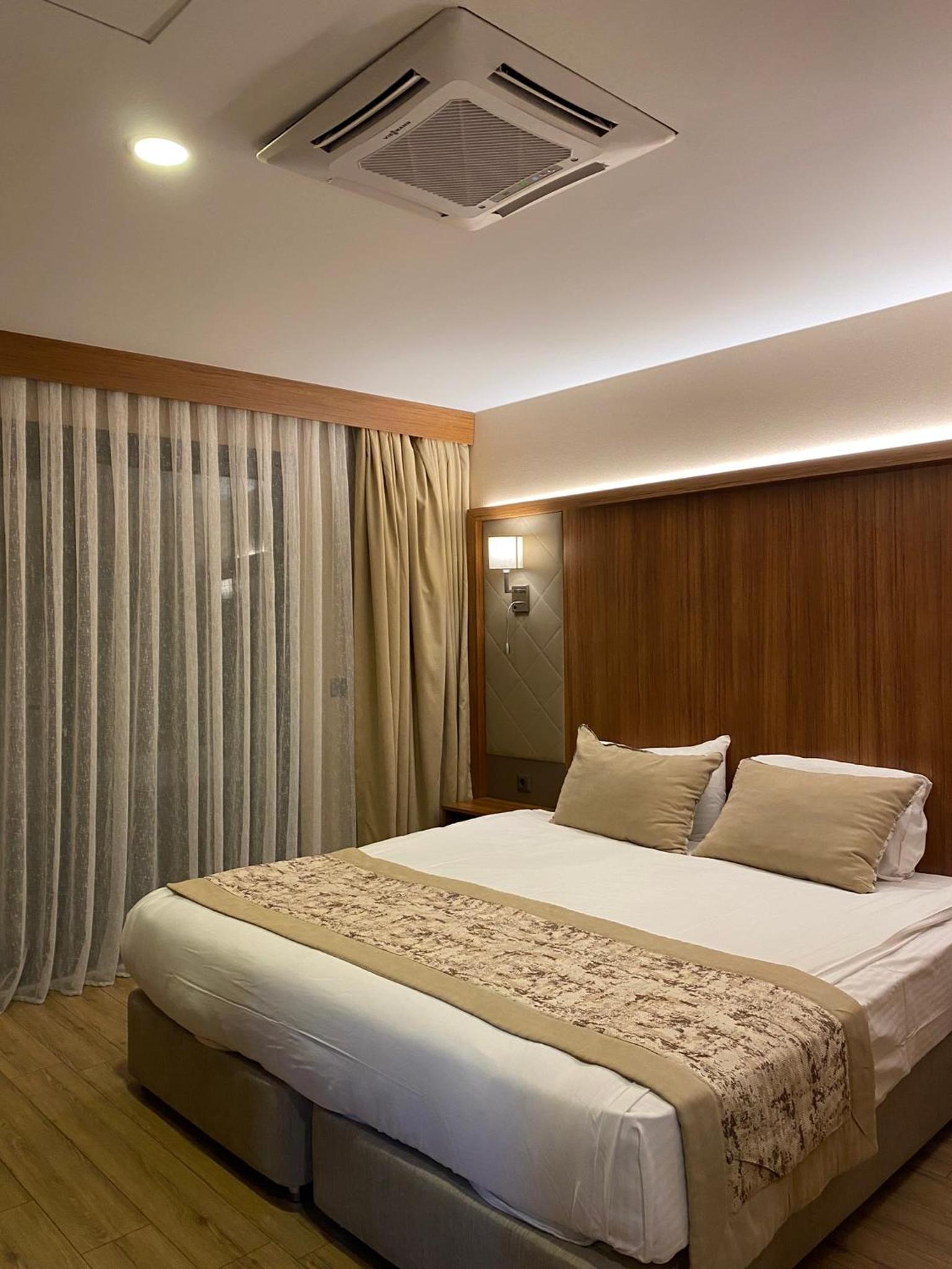 Queen Room with Balcony - Photo 1