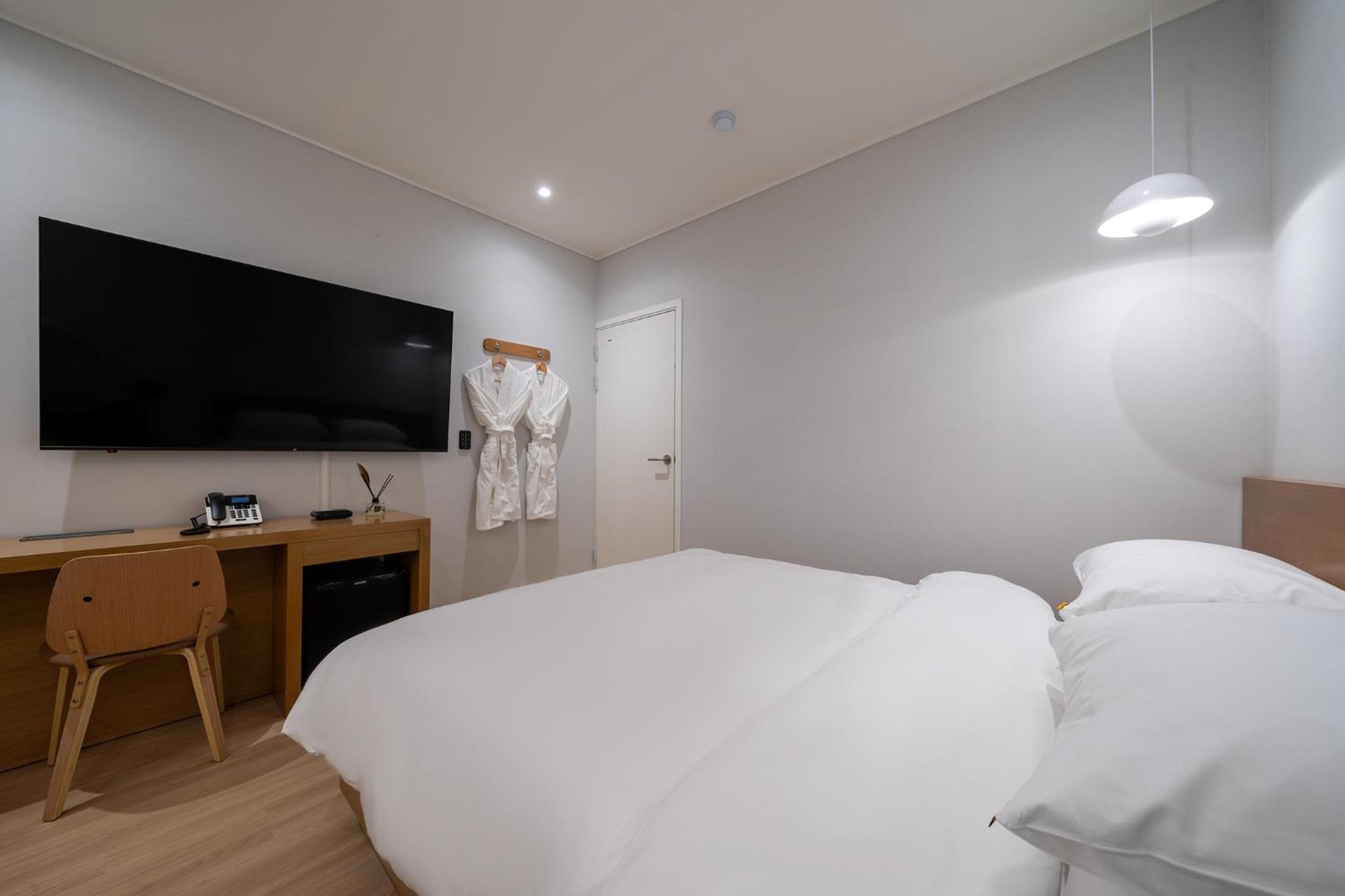 Deluxe Room - Photo 6