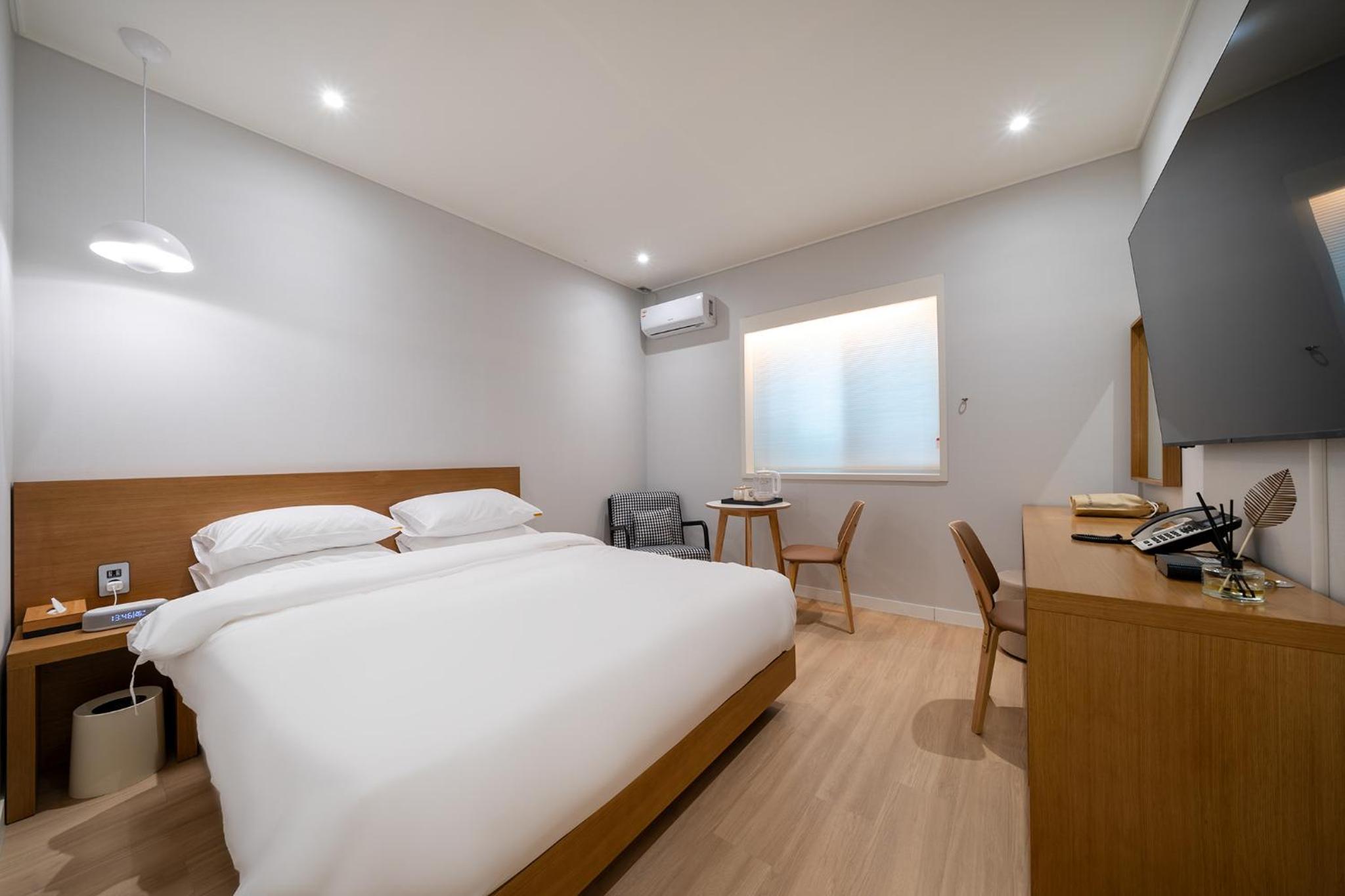 Deluxe Room - Photo 7