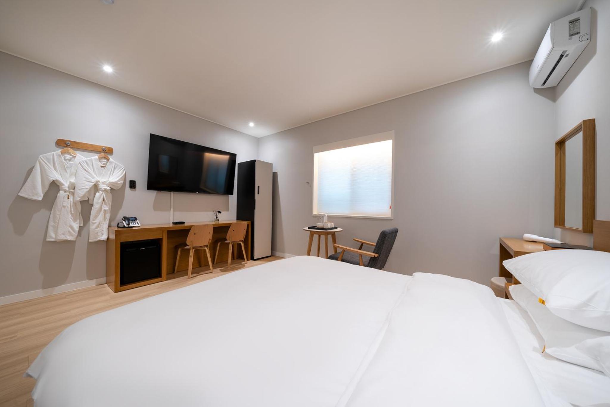 Deluxe Queen Room - Photo 8