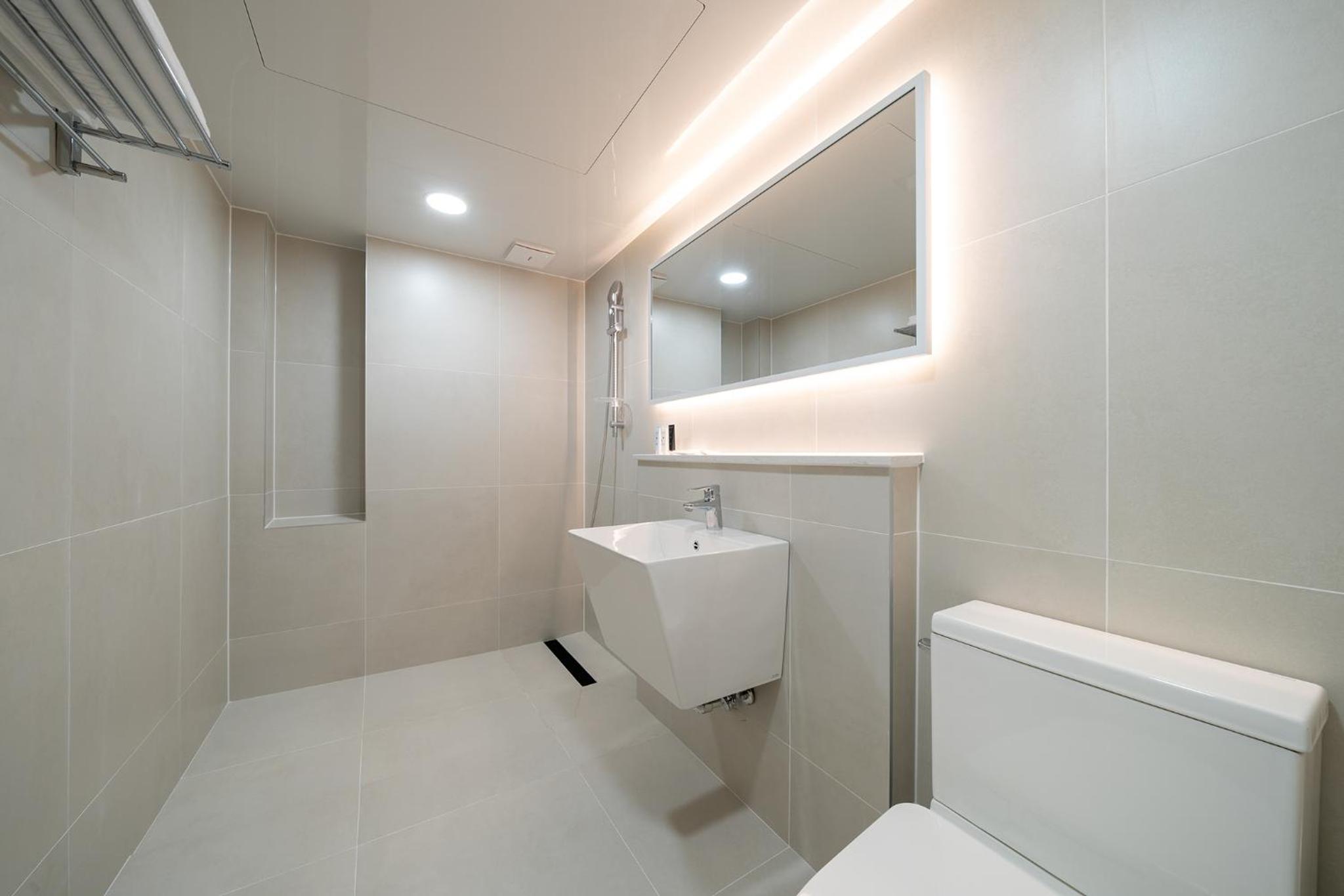 Deluxe Queen Room - Photo 7