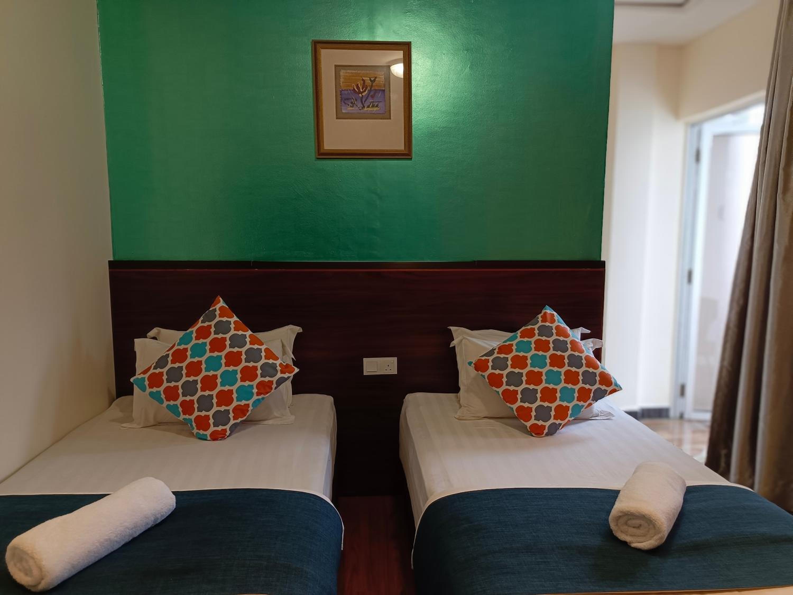 Twin Room with Balcony - Photo 3
