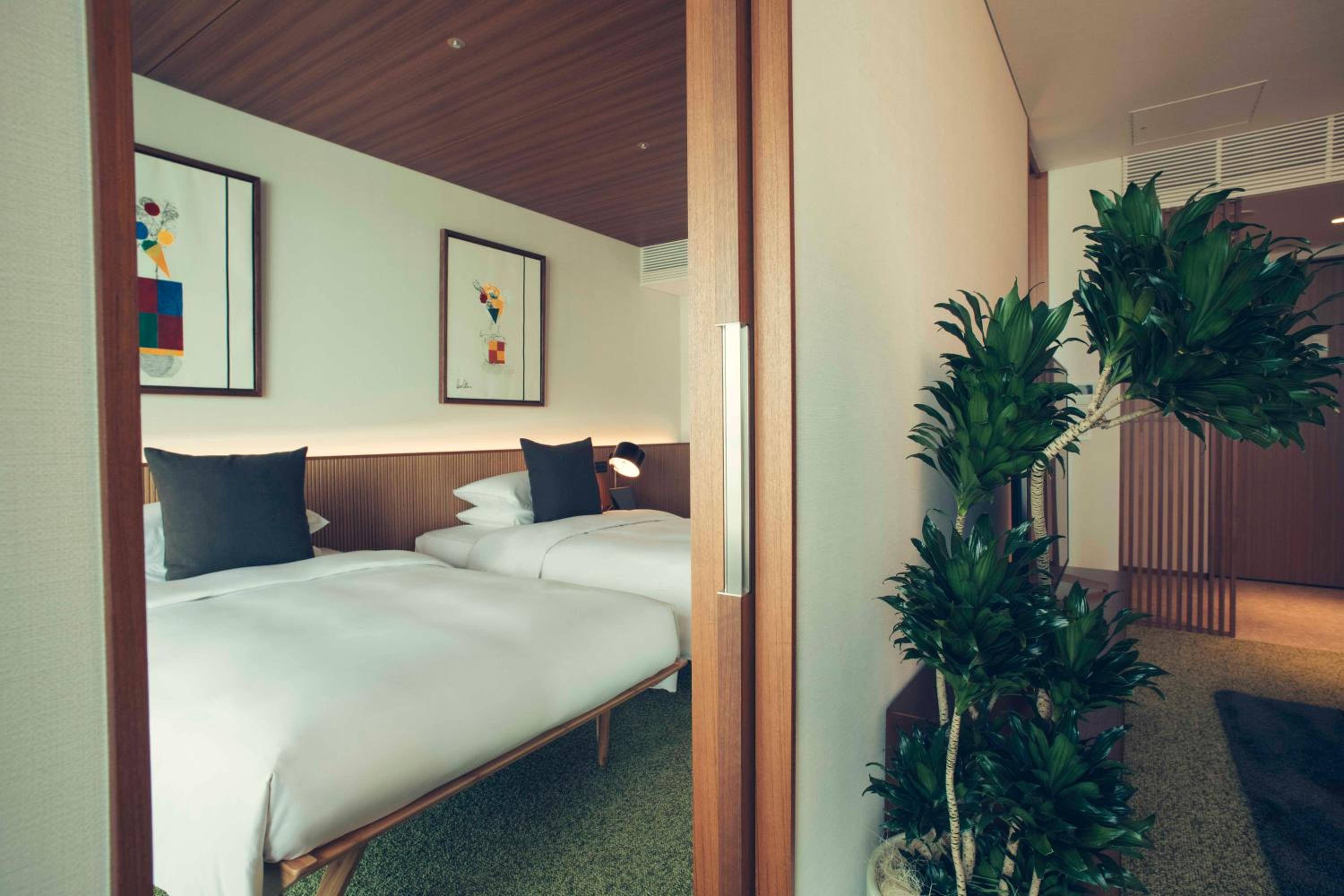 Deluxe Twin Room with City View thumbnail 5