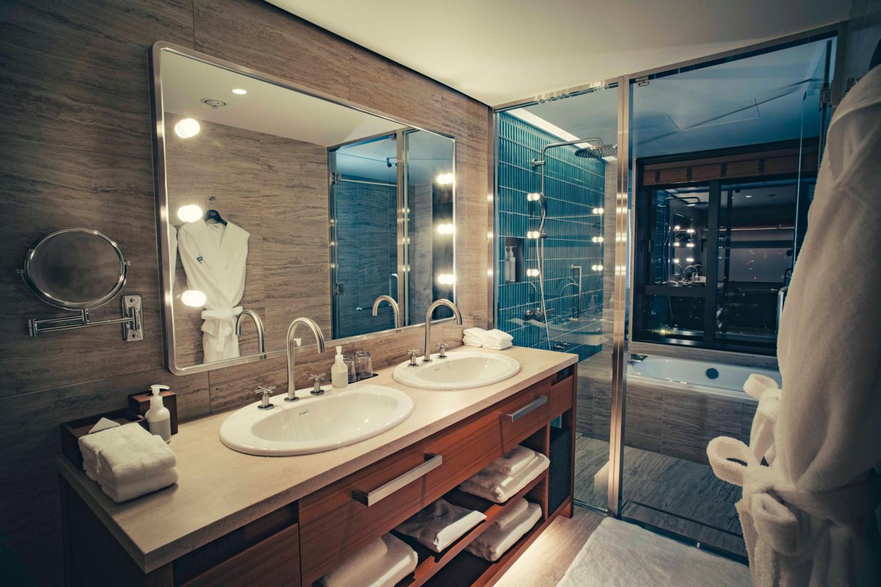Deluxe Twin Room with City View thumbnail 6