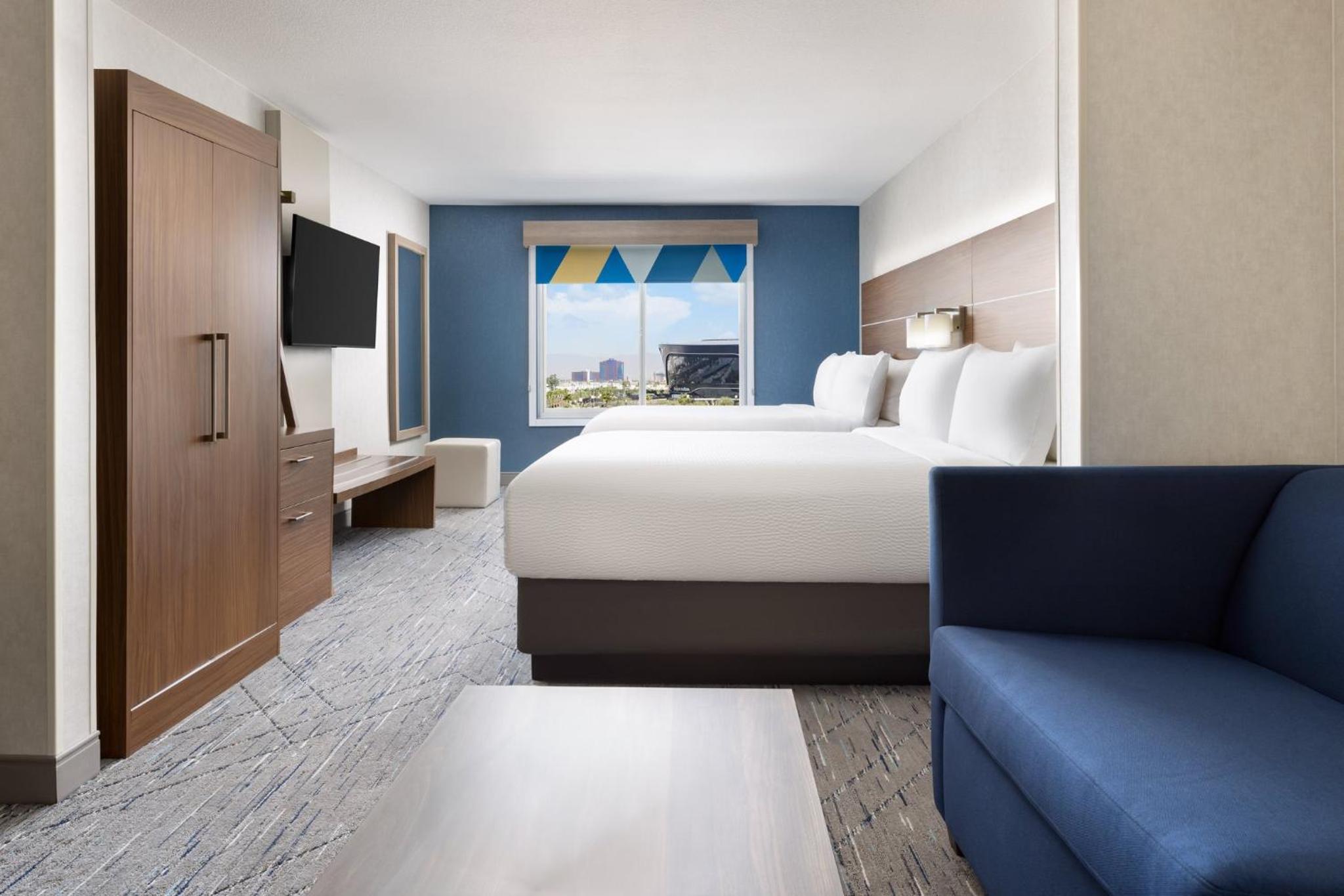 Suite with Two Queen Beds and Stadium View - Photo 3