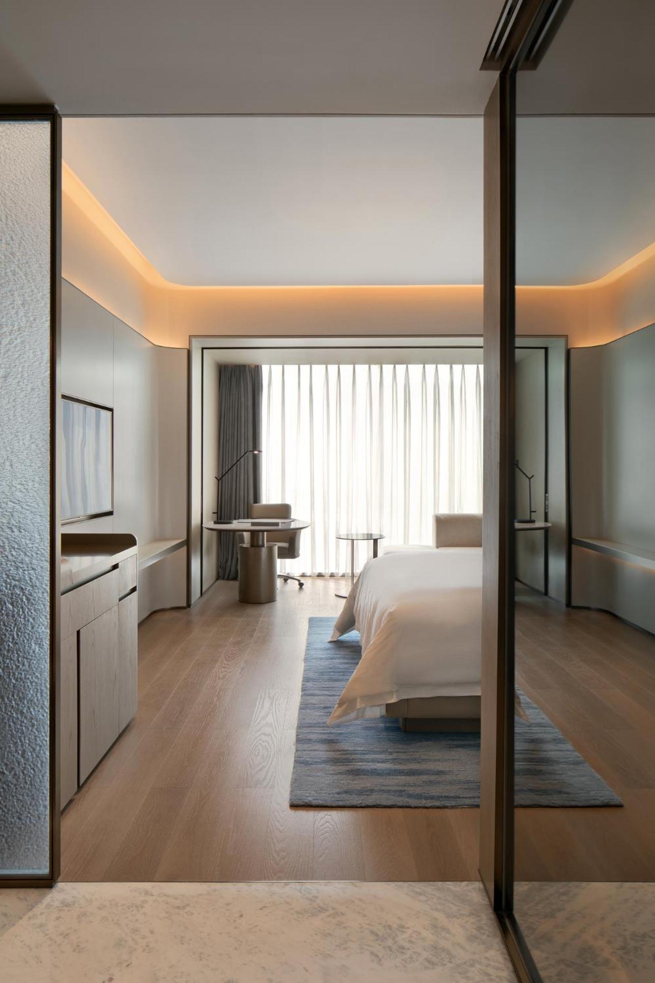 Deluxe King Room - Photo 3