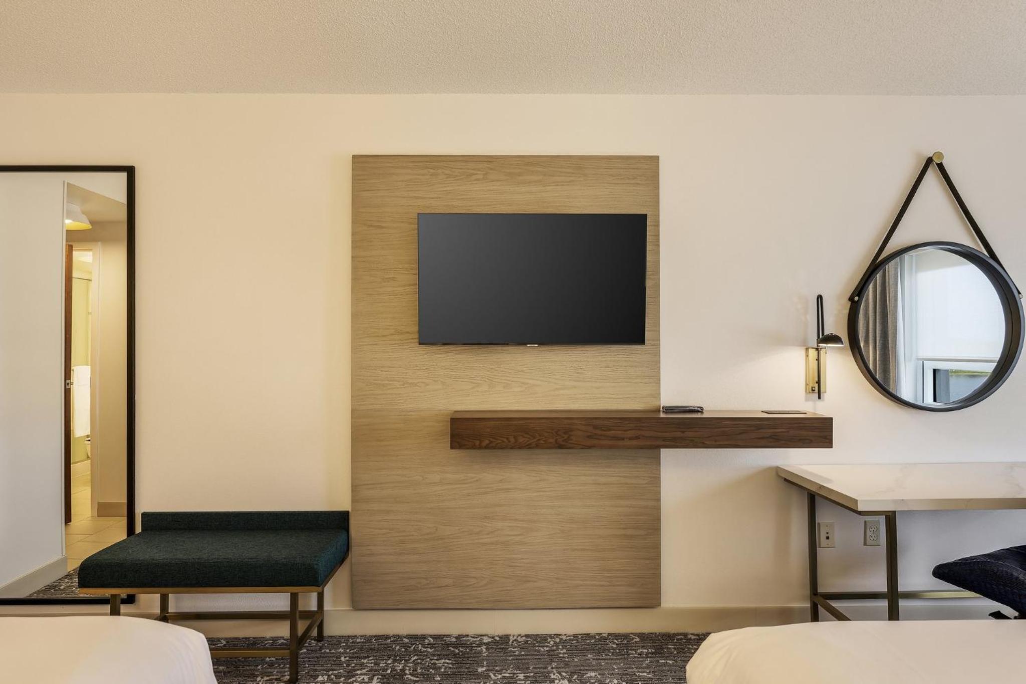 Standard Room with Two Queen Beds - Photo 4
