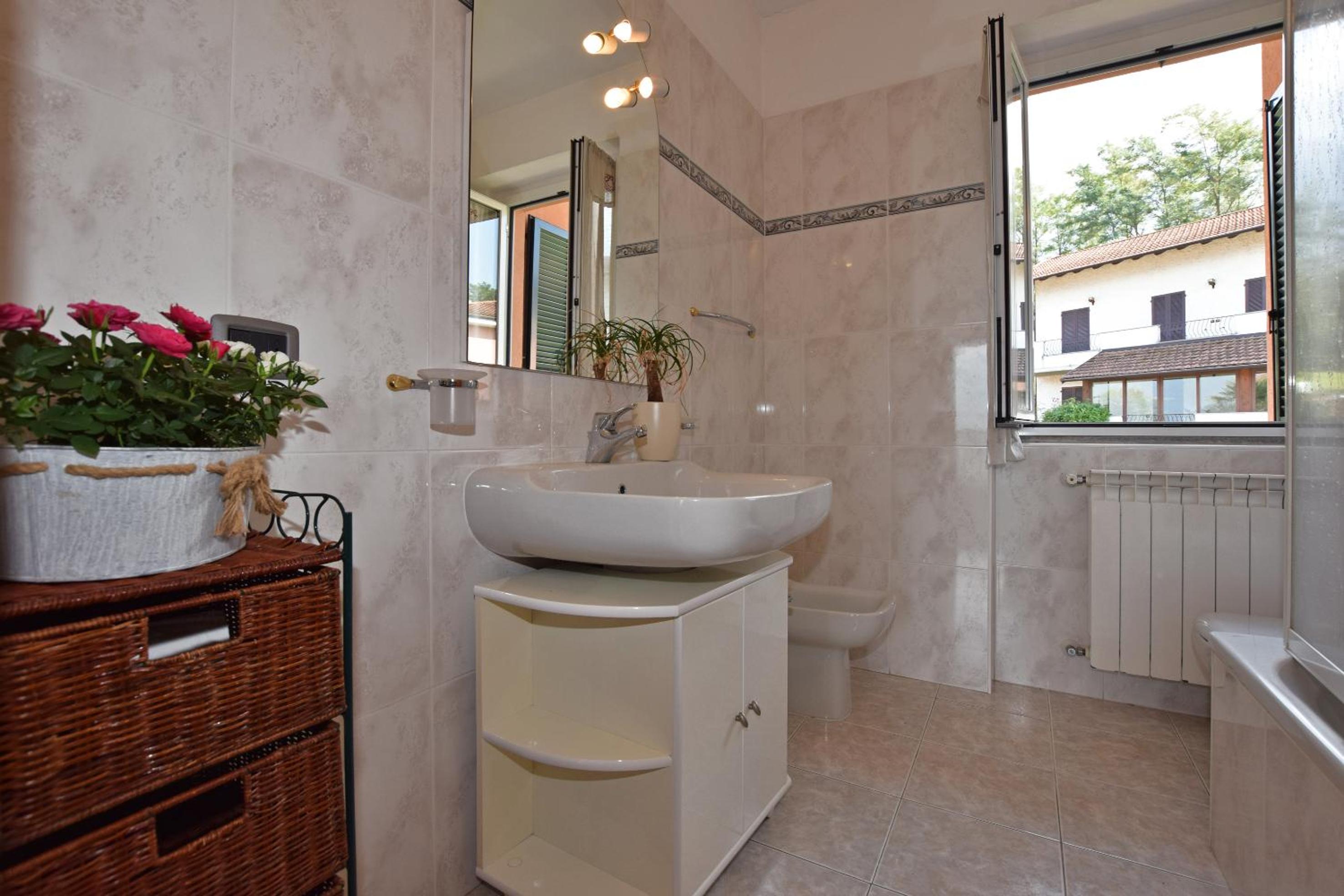 One Bedroom Apartment with Lake View 1 photo 2