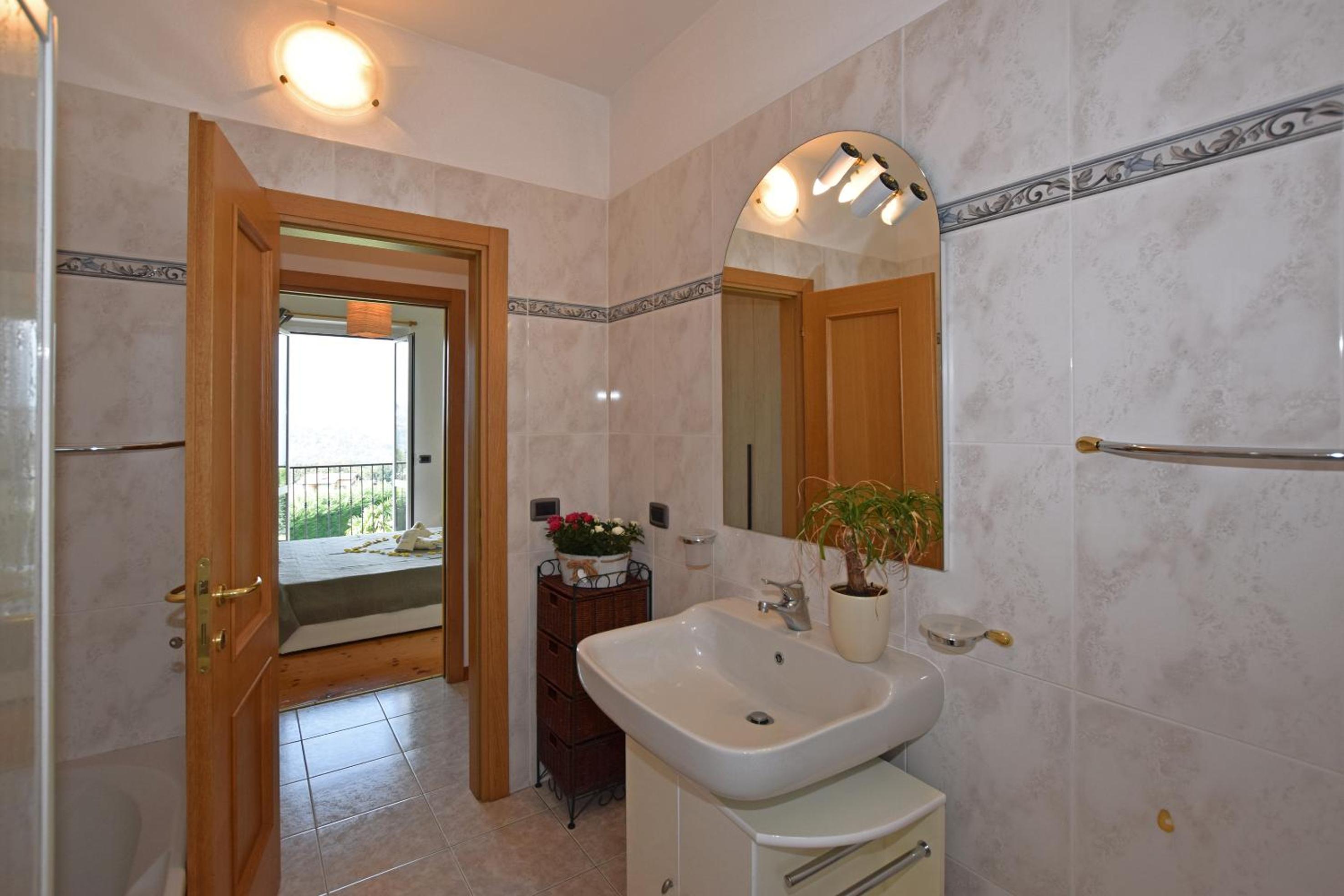 One Bedroom Apartment with Lake View 1 photo 3