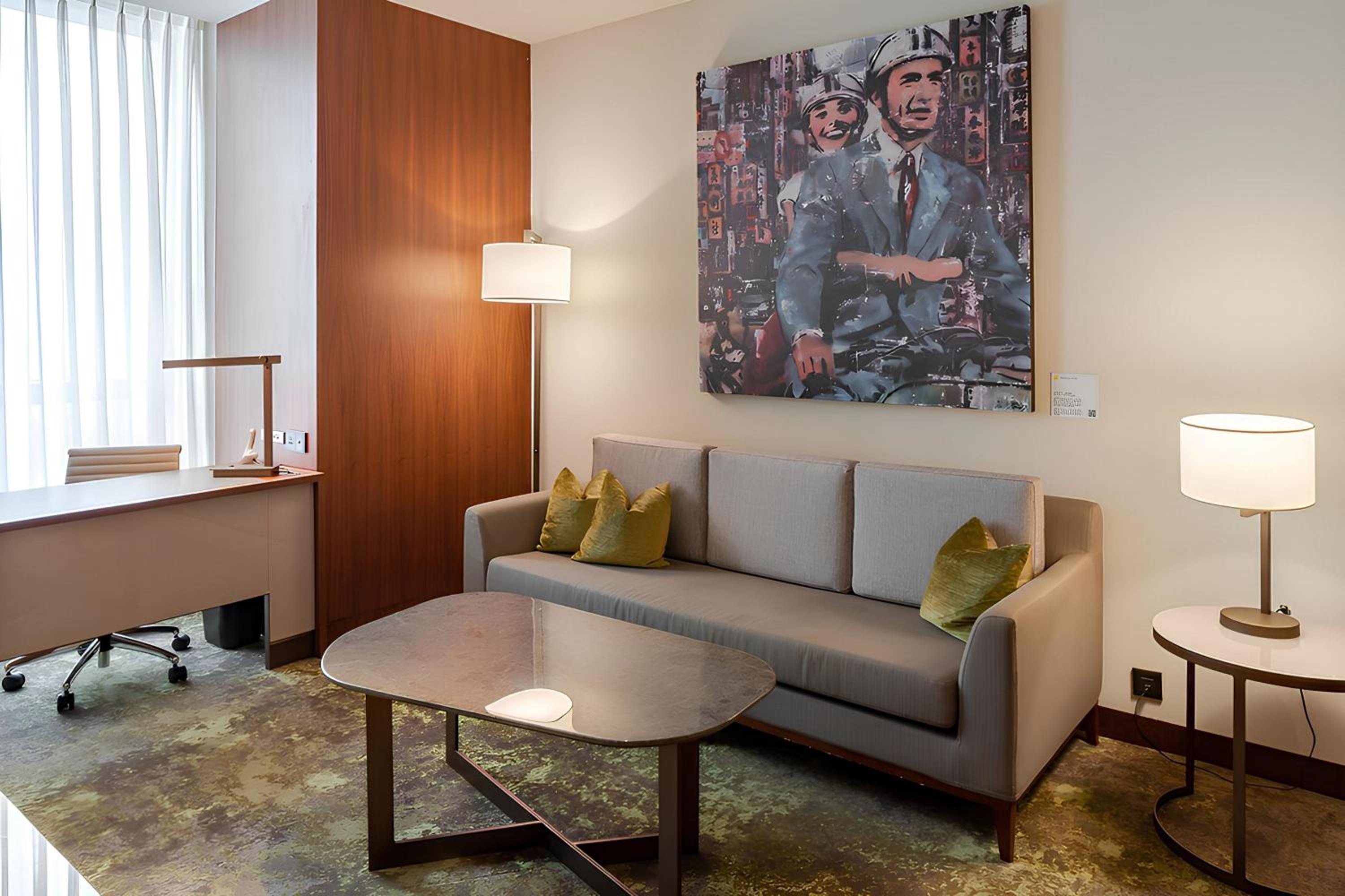 Junior Suite with Executive lounge access and King Bed        photo 2