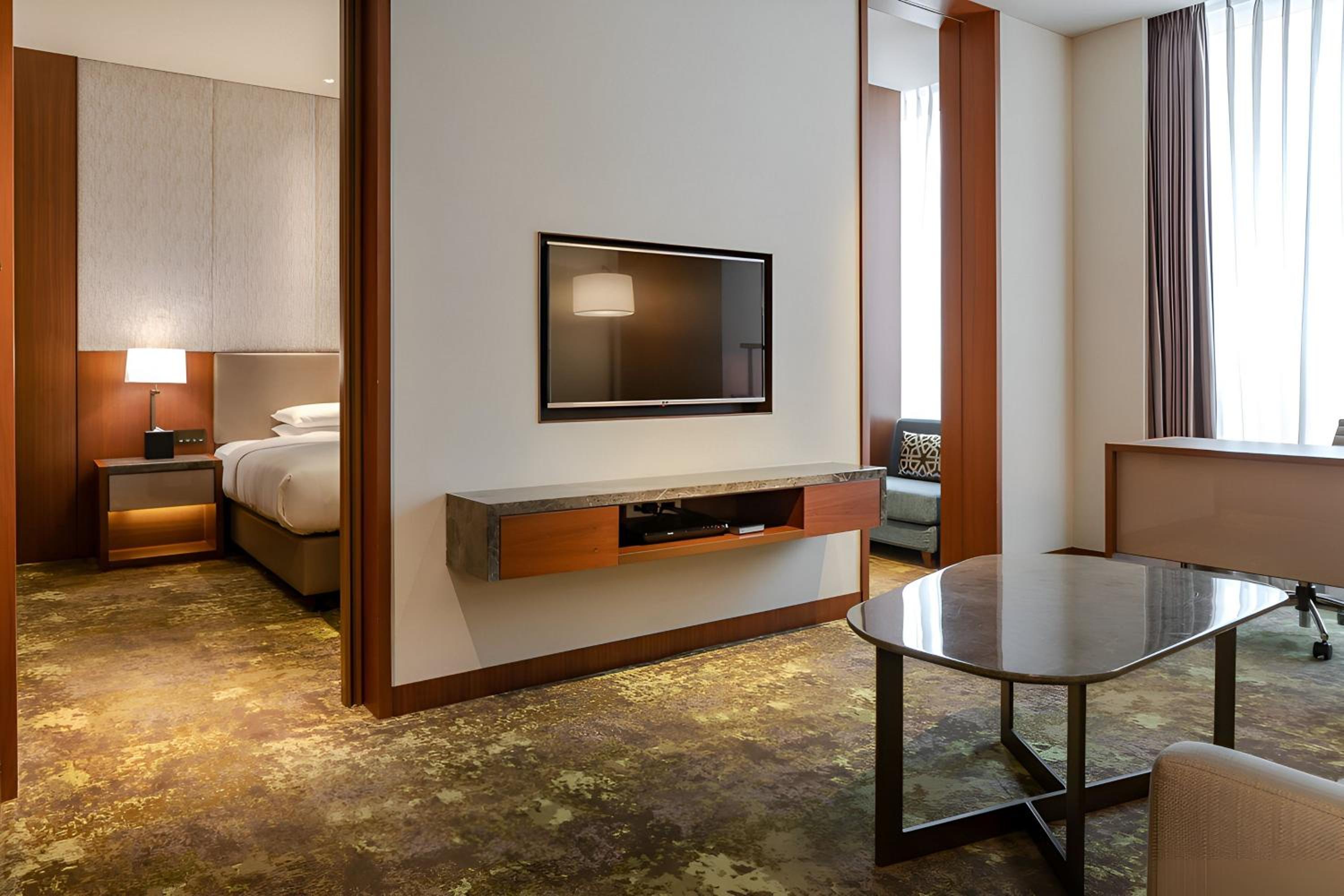 Junior Suite with Executive lounge access and King Bed        photo 3