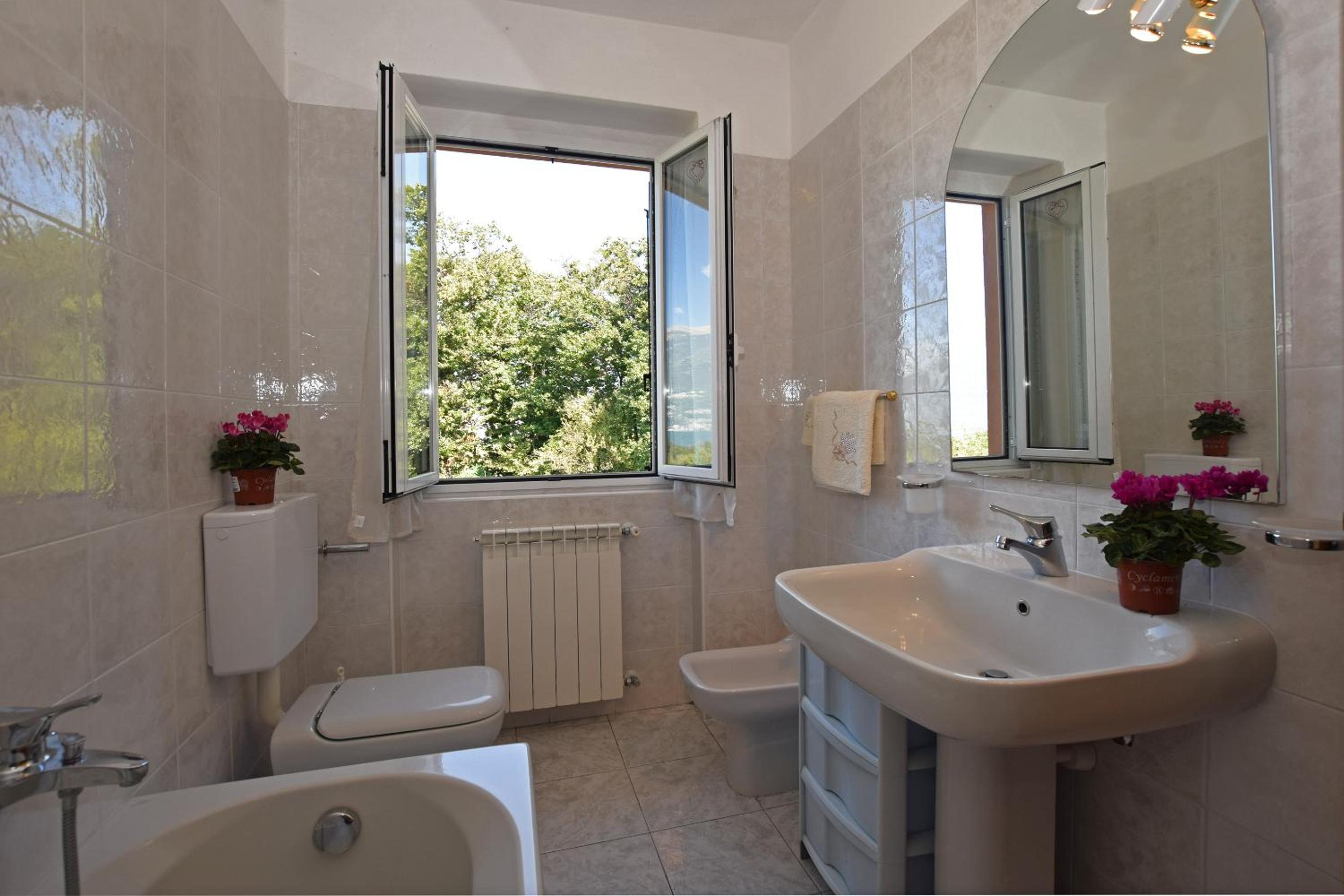 Two Bedroom Apartment with Lake View 2 photo 2