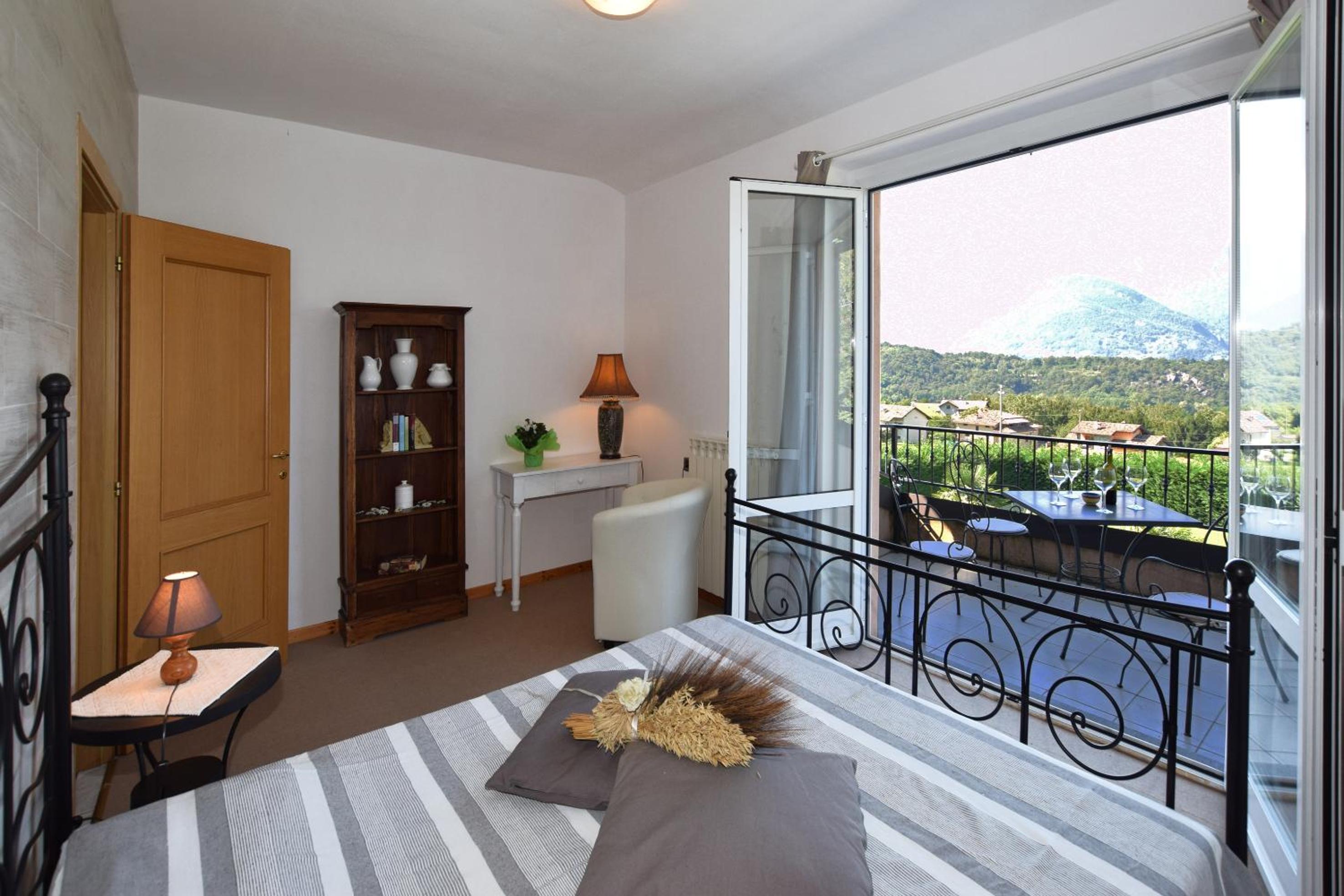 Two Bedroom Apartment with Lake View 2 photo 1